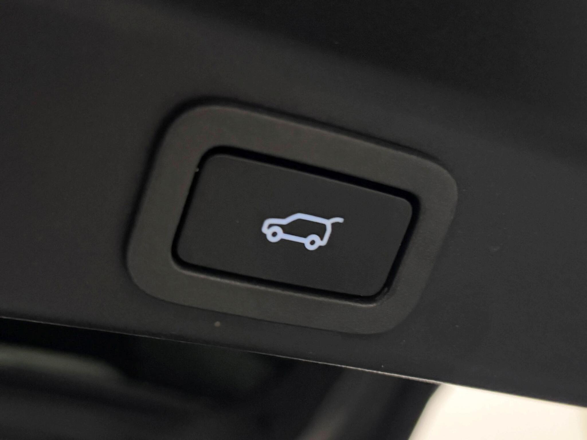Jaguar F-Pace view 8