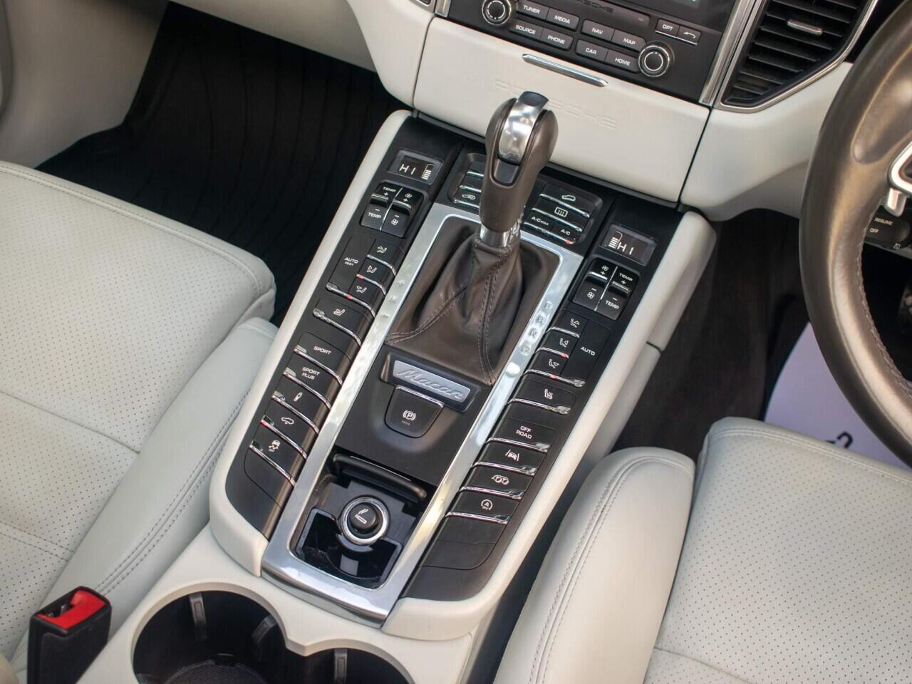 Porsche Macan view 29
