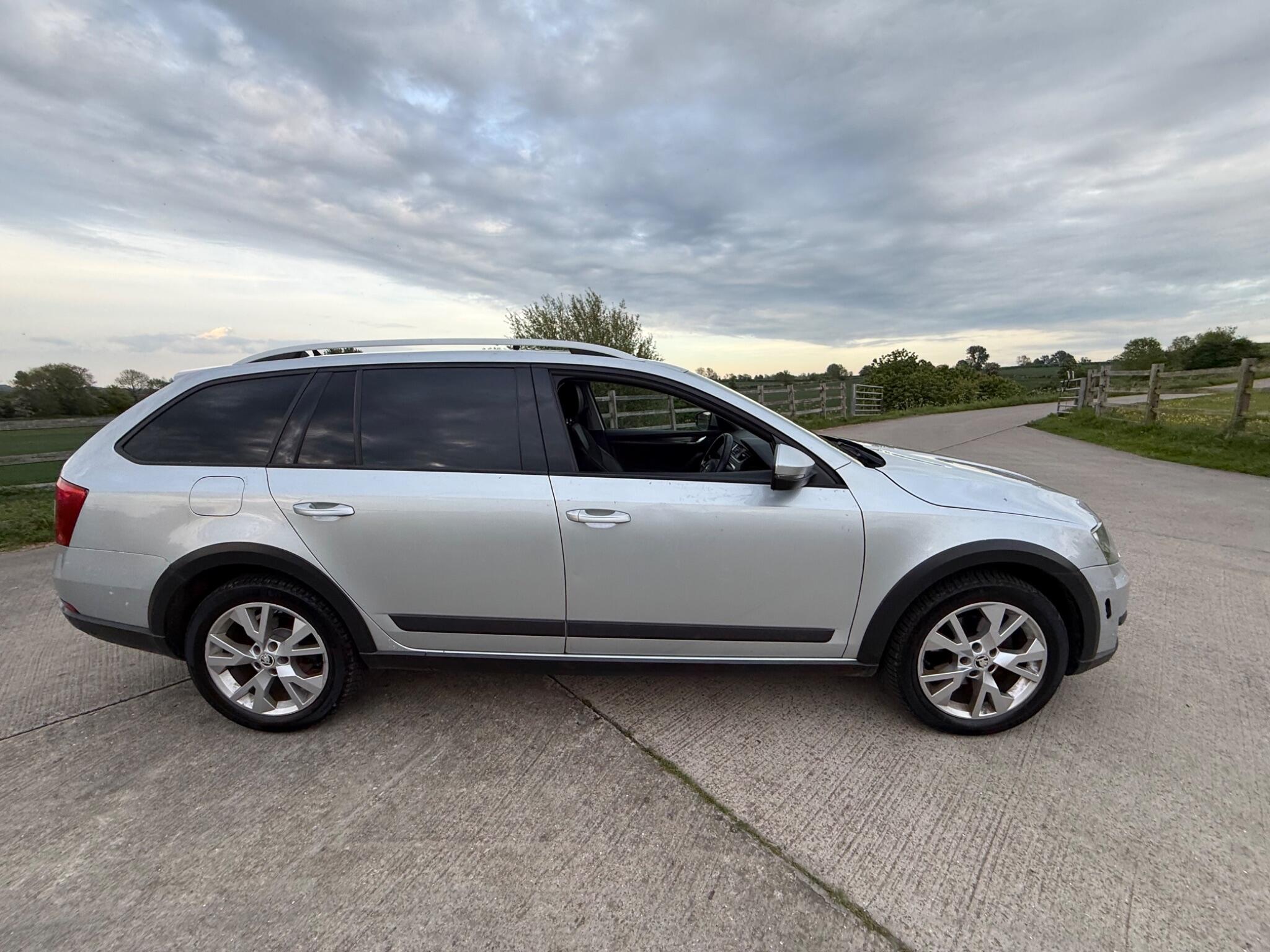 Skoda Octavia 2.0 TDI Scout 4WD Euro 6 (s/s) 5dr — photo 10 of 50