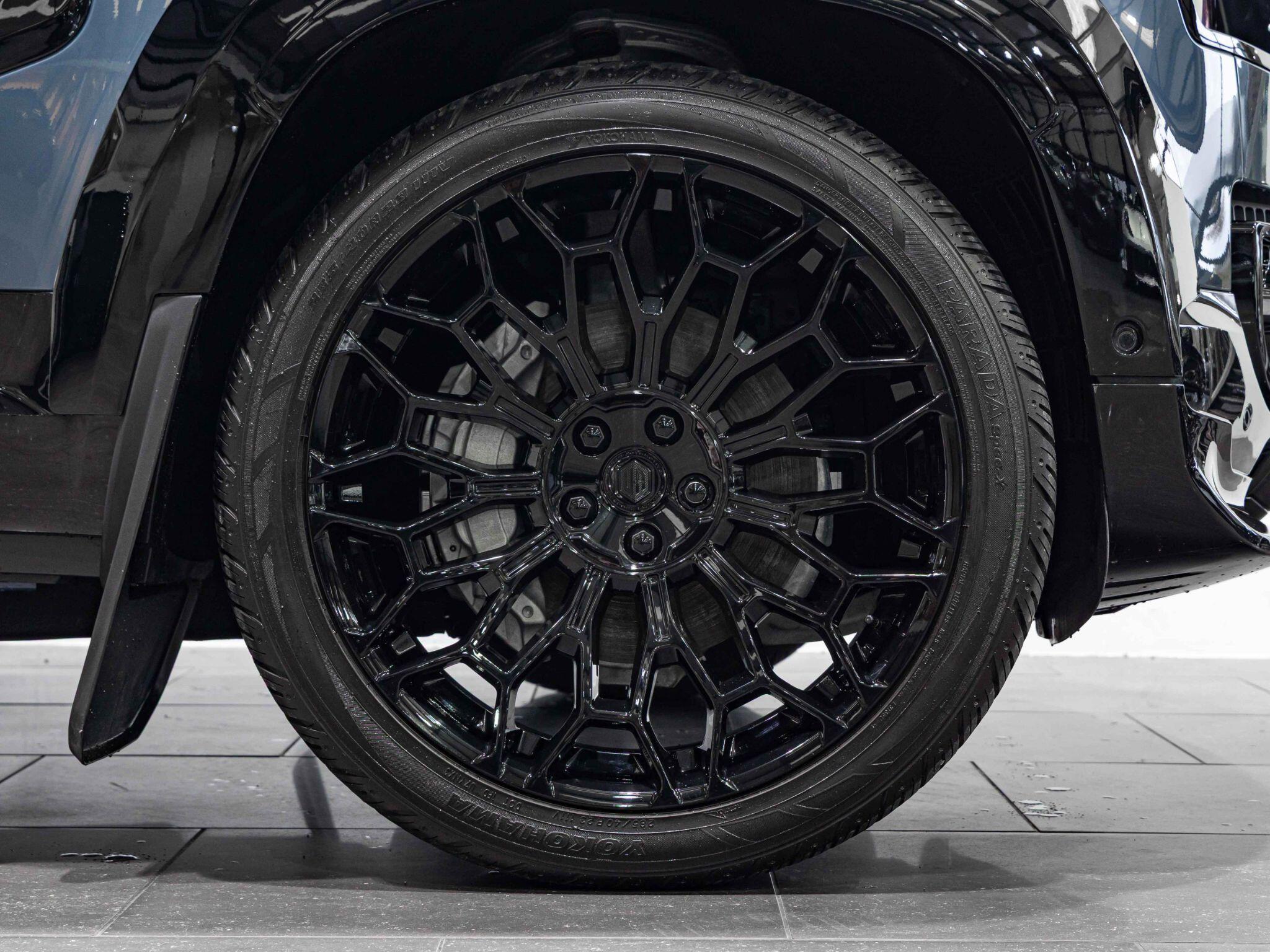 Land Rover Defender view 7
