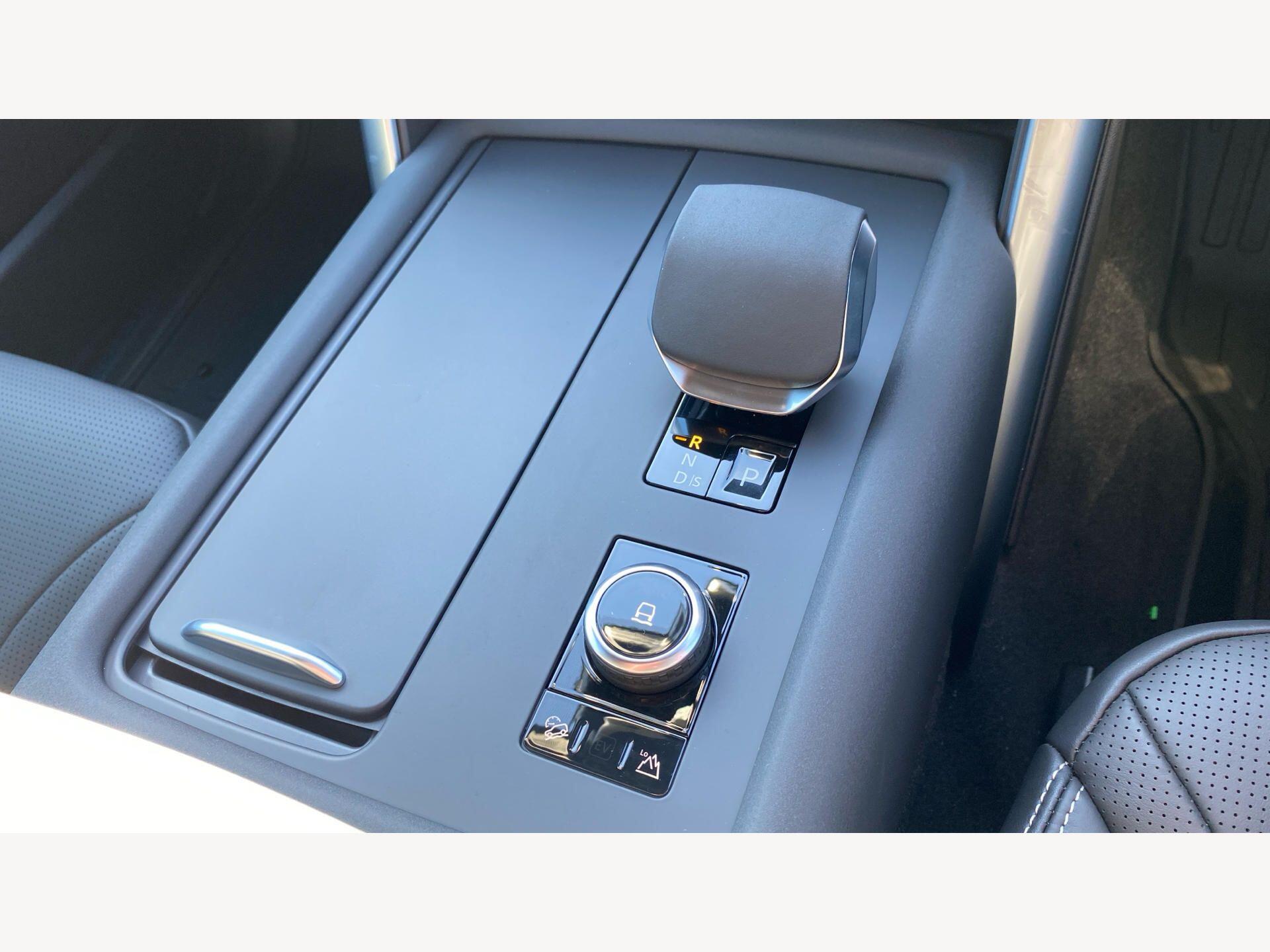 Land Rover Discovery view 16