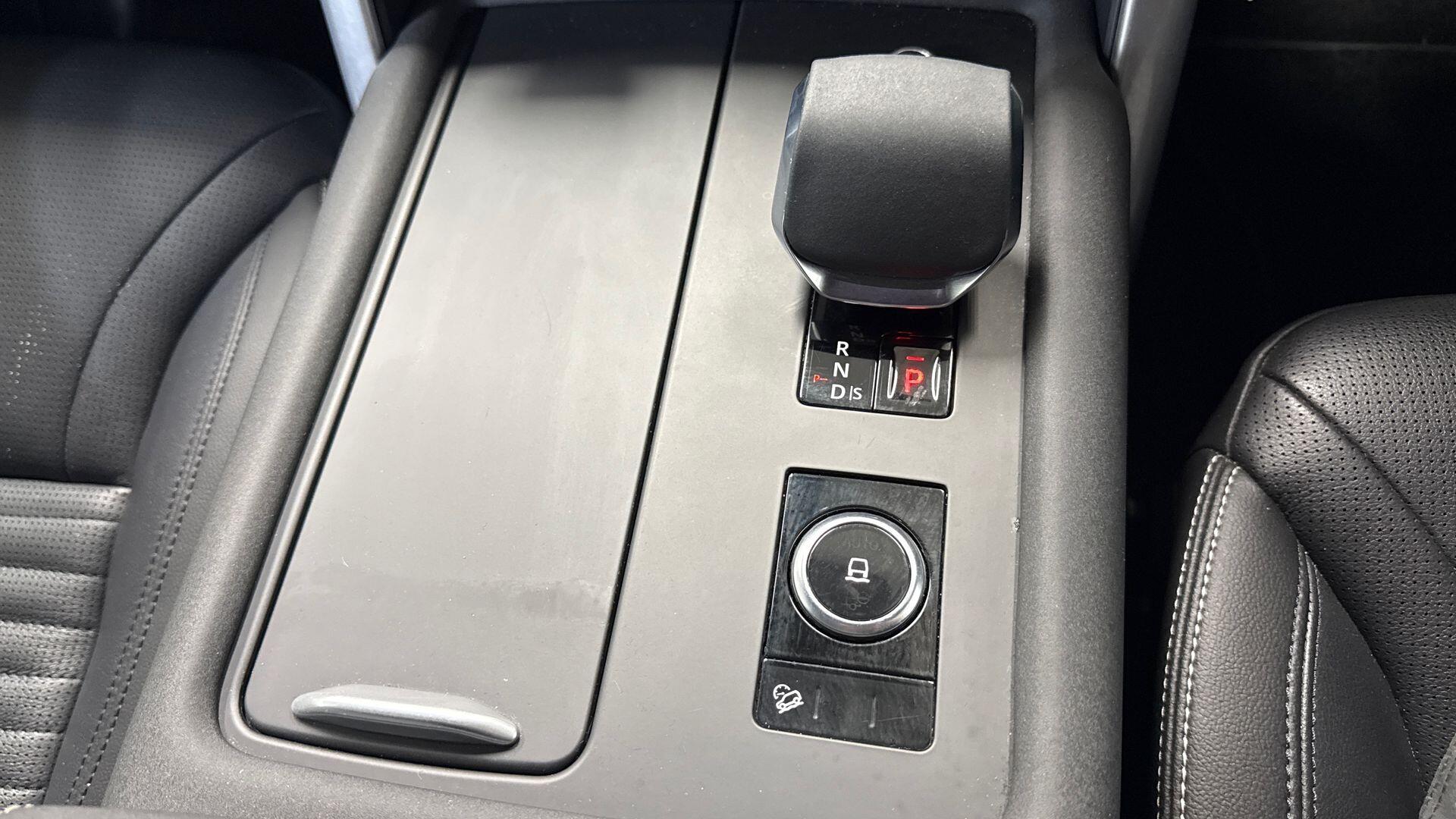 Land Rover Discovery view 13