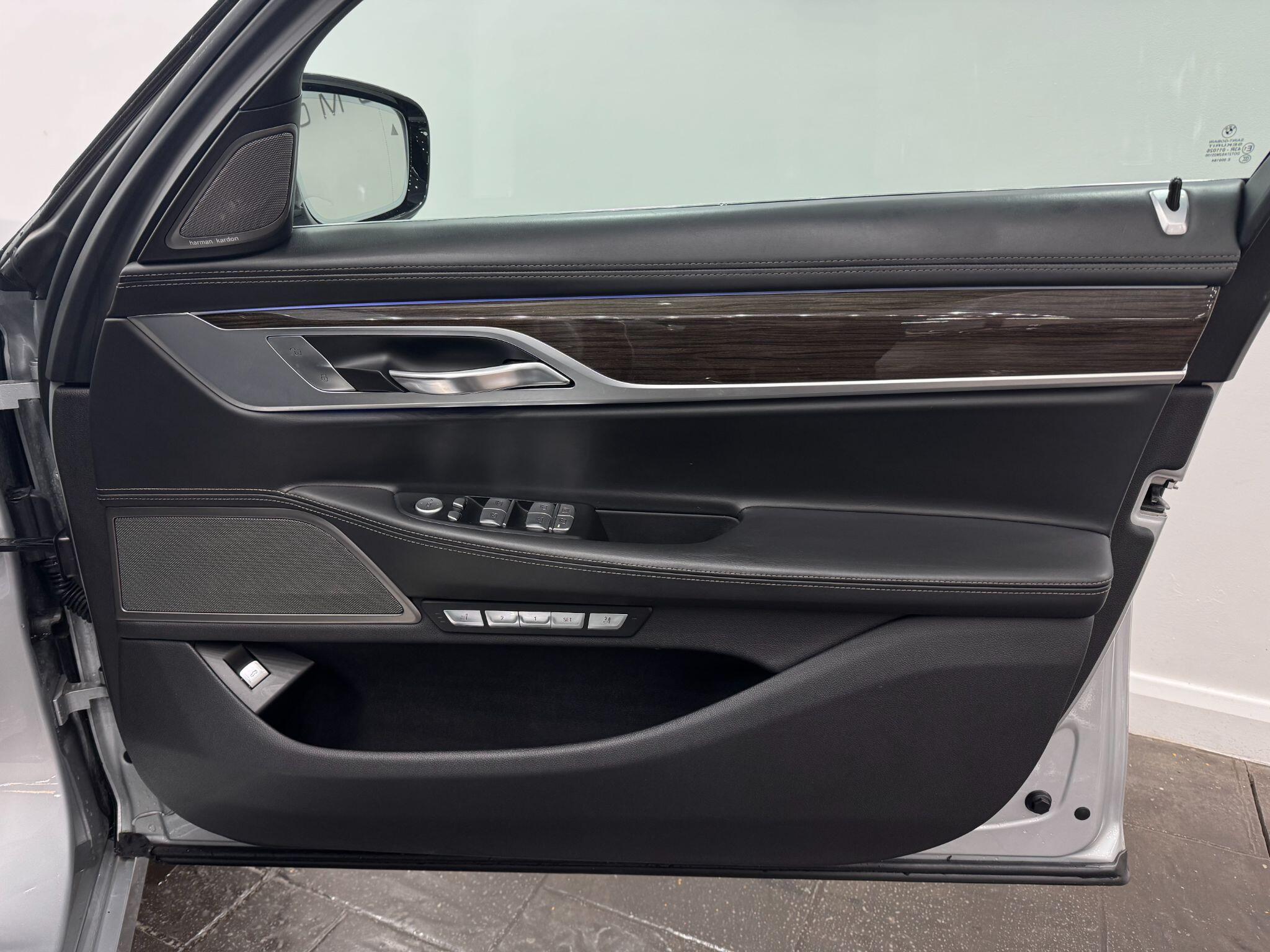 BMW 7 Series view 27