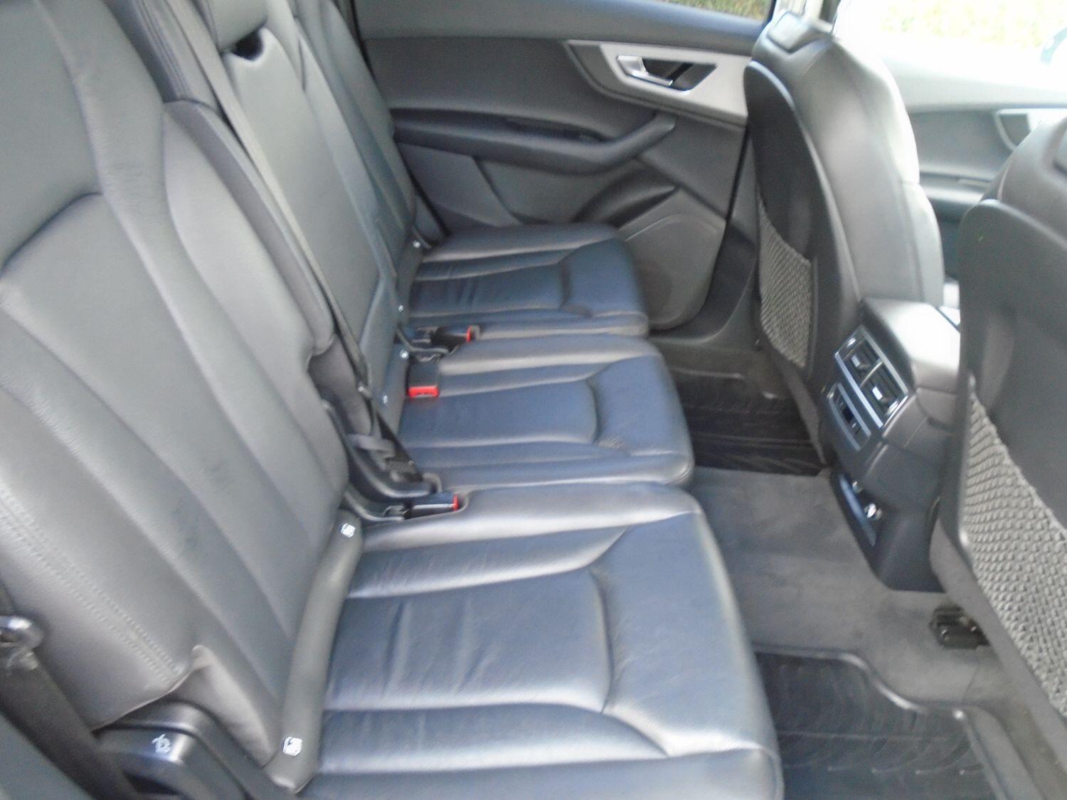 Audi Q7 view 9