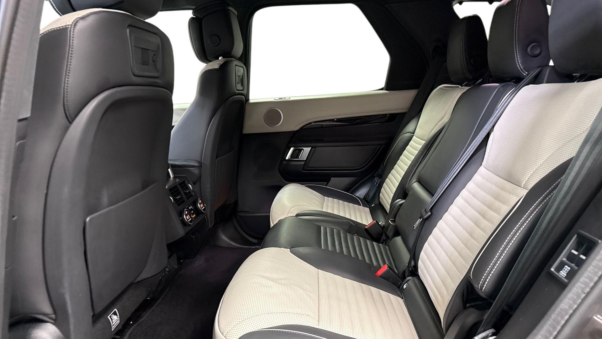 Land Rover Discovery view 4