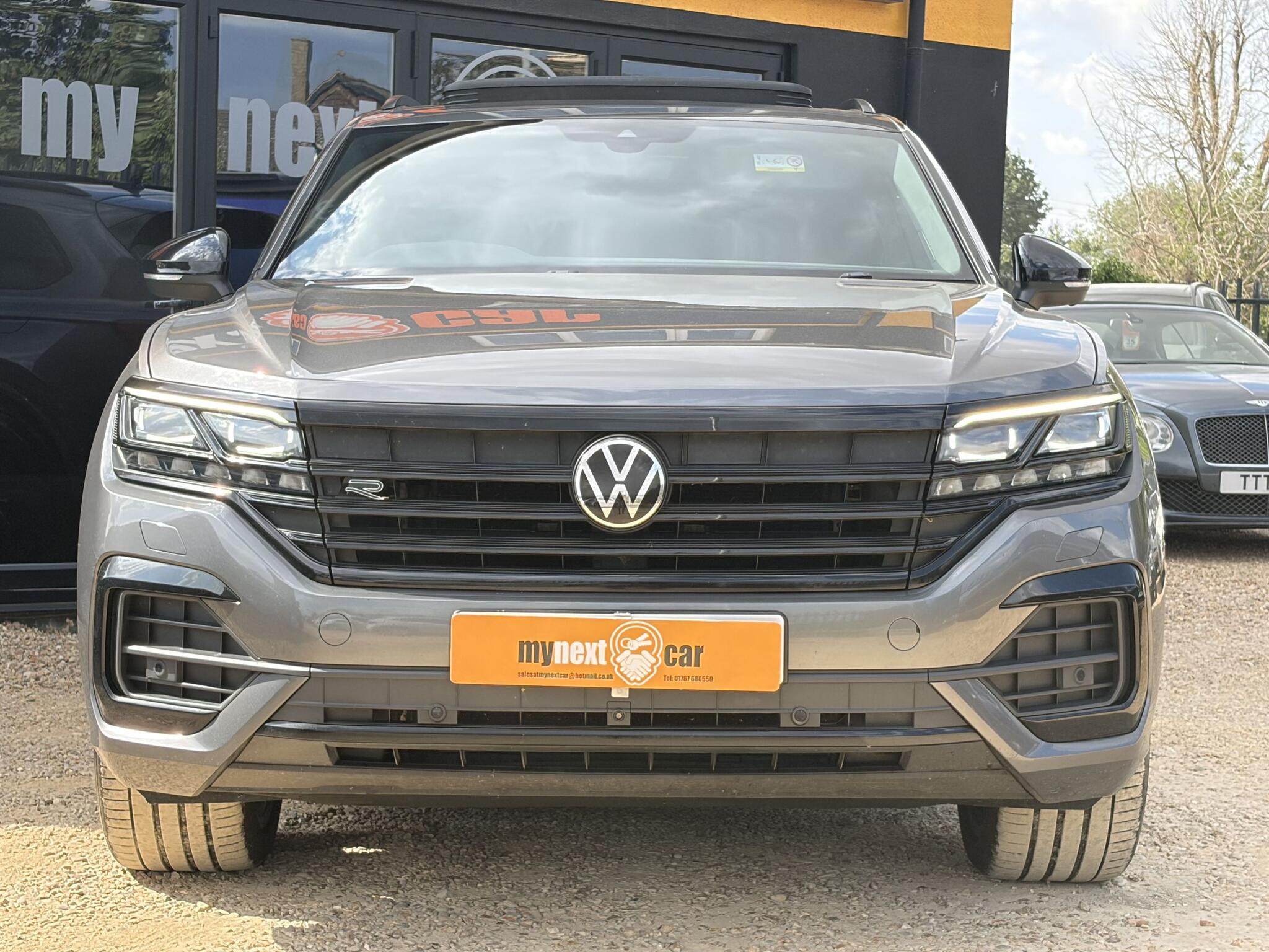 Volkswagen Touareg view 3