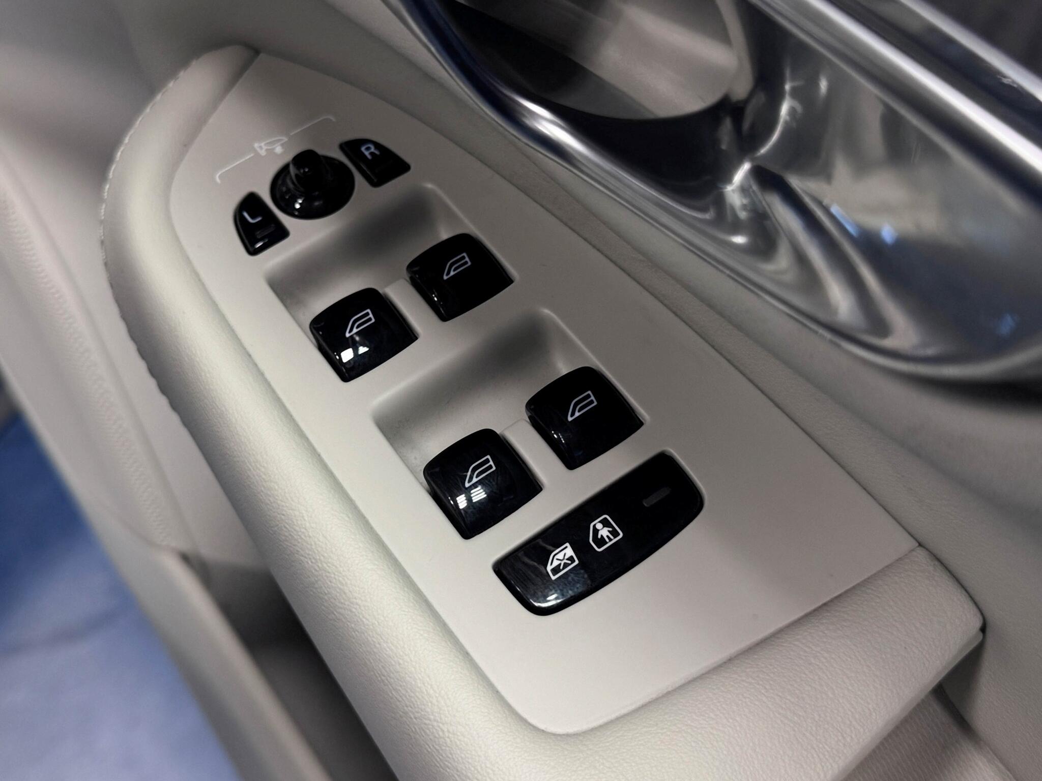 Volvo XC90 view 19