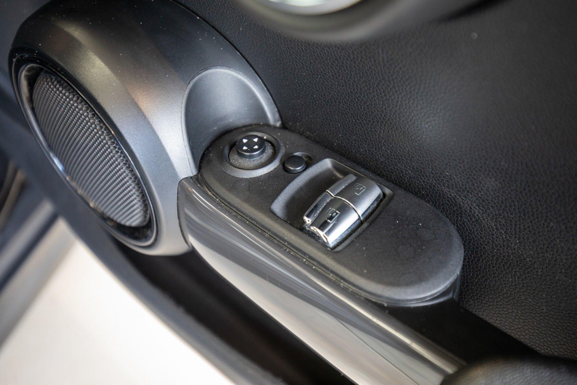 Mini Hatch view 13