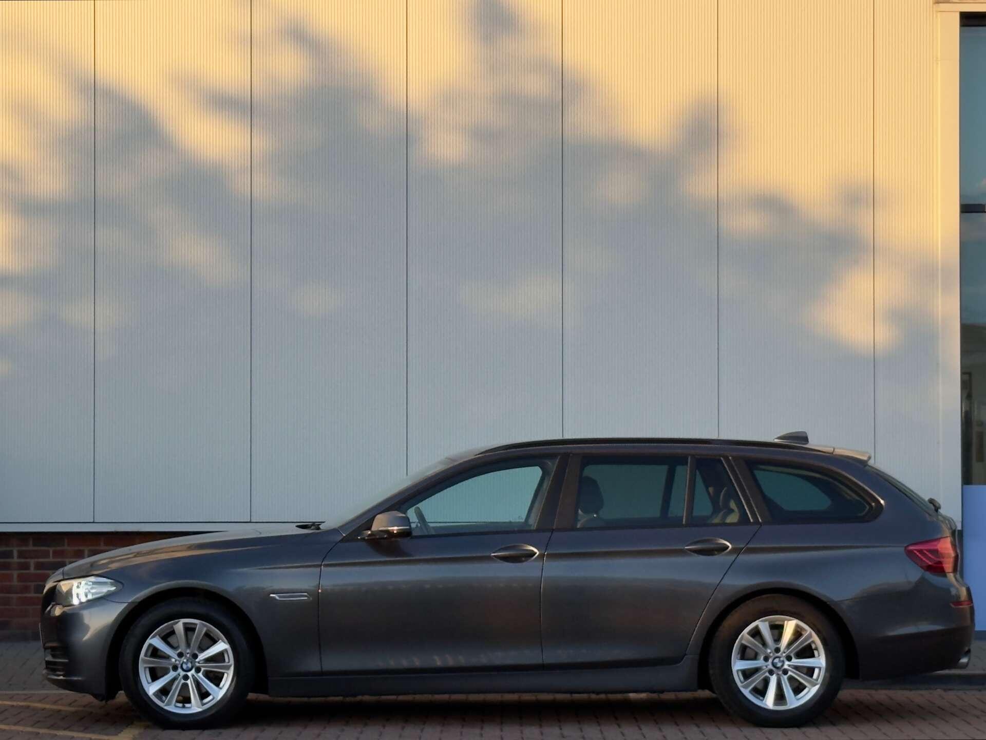BMW 5 Series view 8
