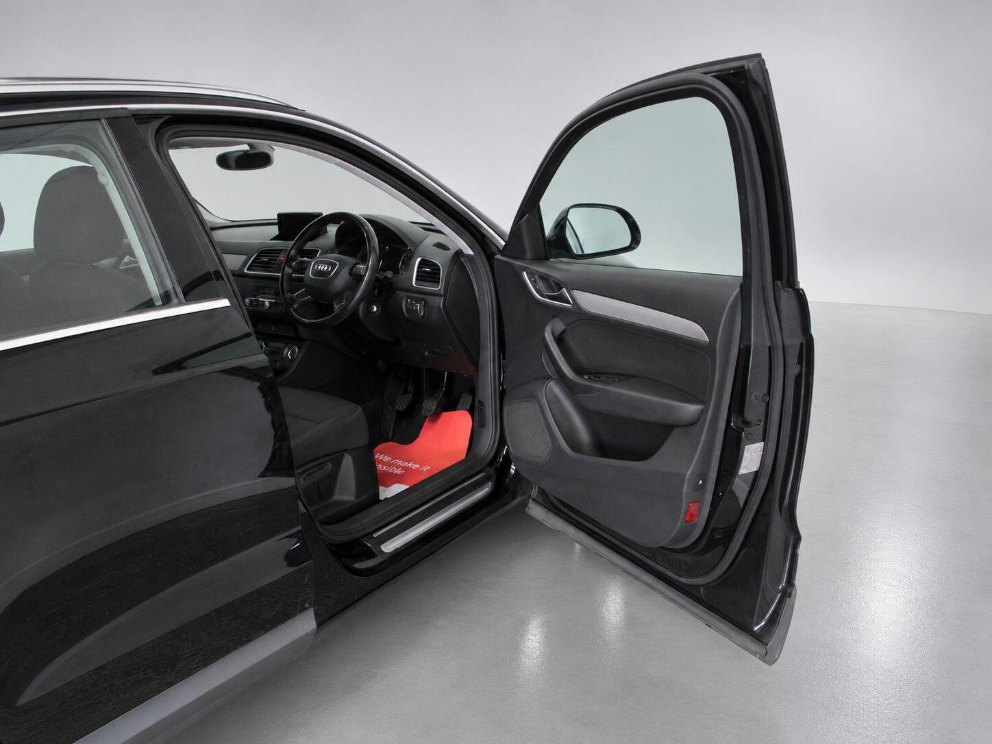 Audi Q3 view 24