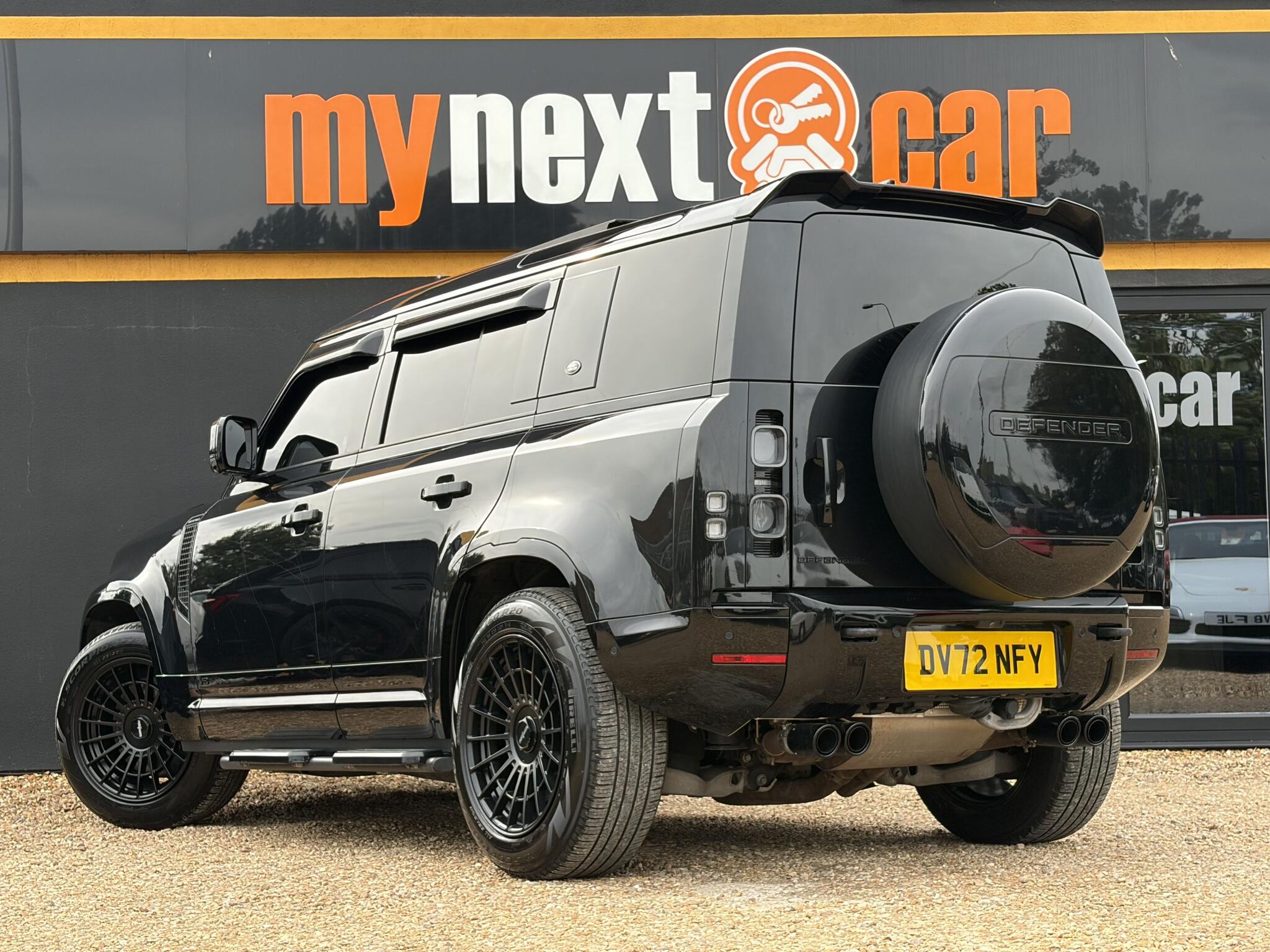 Land Rover Defender 110 view 8