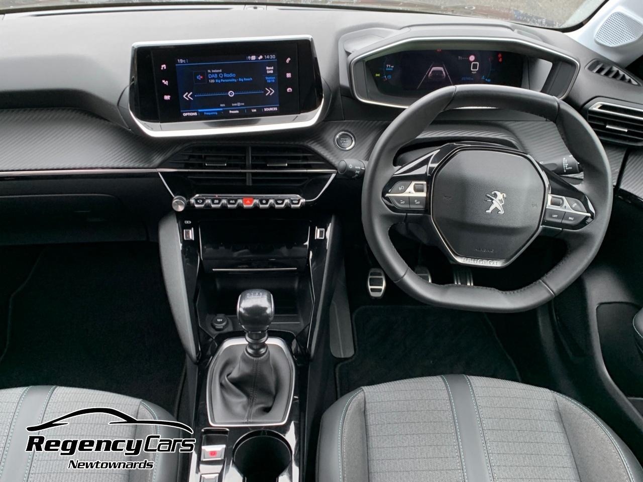 Peugeot 208 view 11