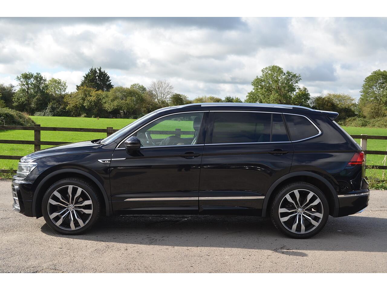 Volkswagen Tiguan Allspace view 6