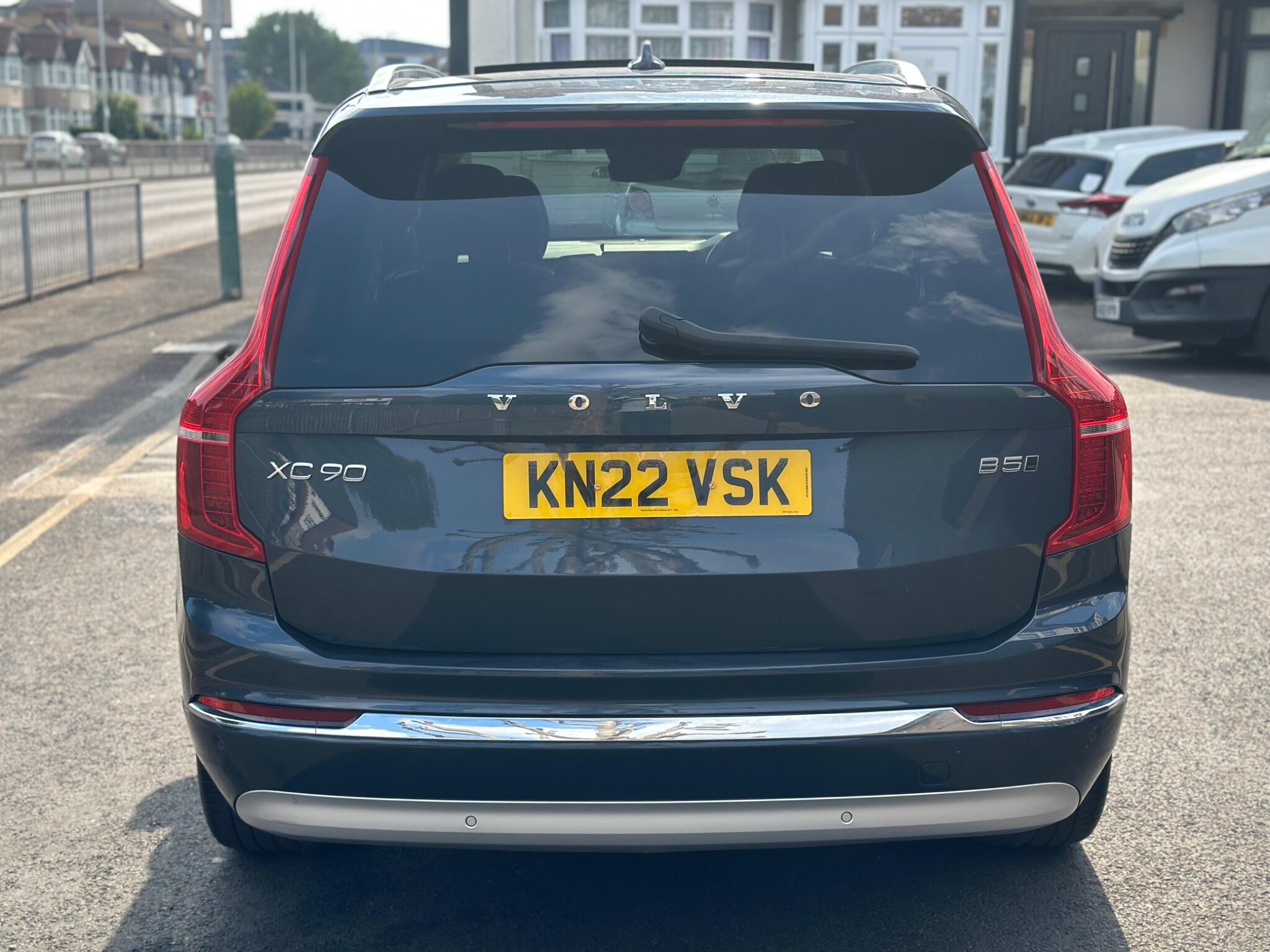 Volvo XC90 view 8