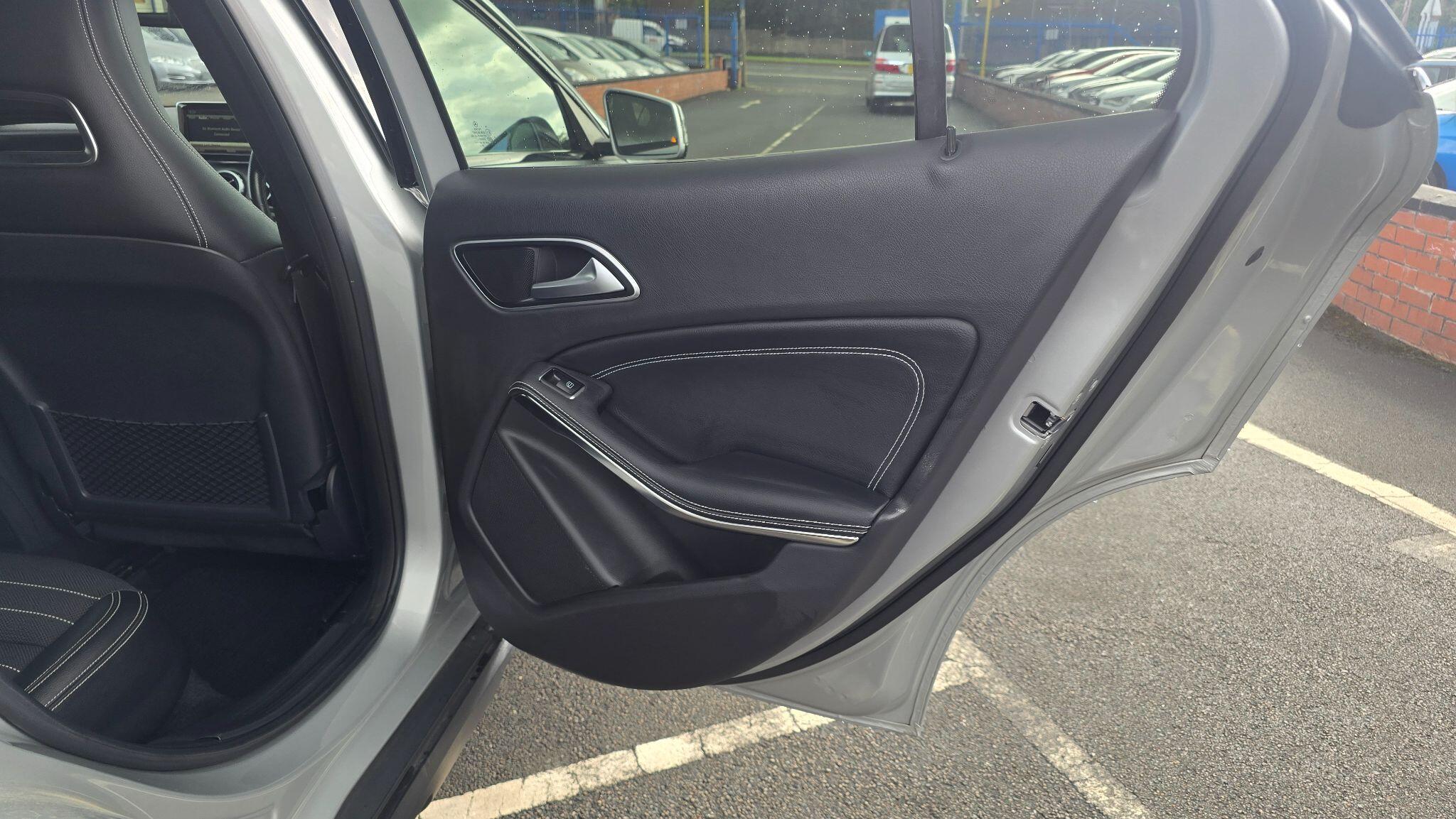 Mercedes-Benz GLA view 17