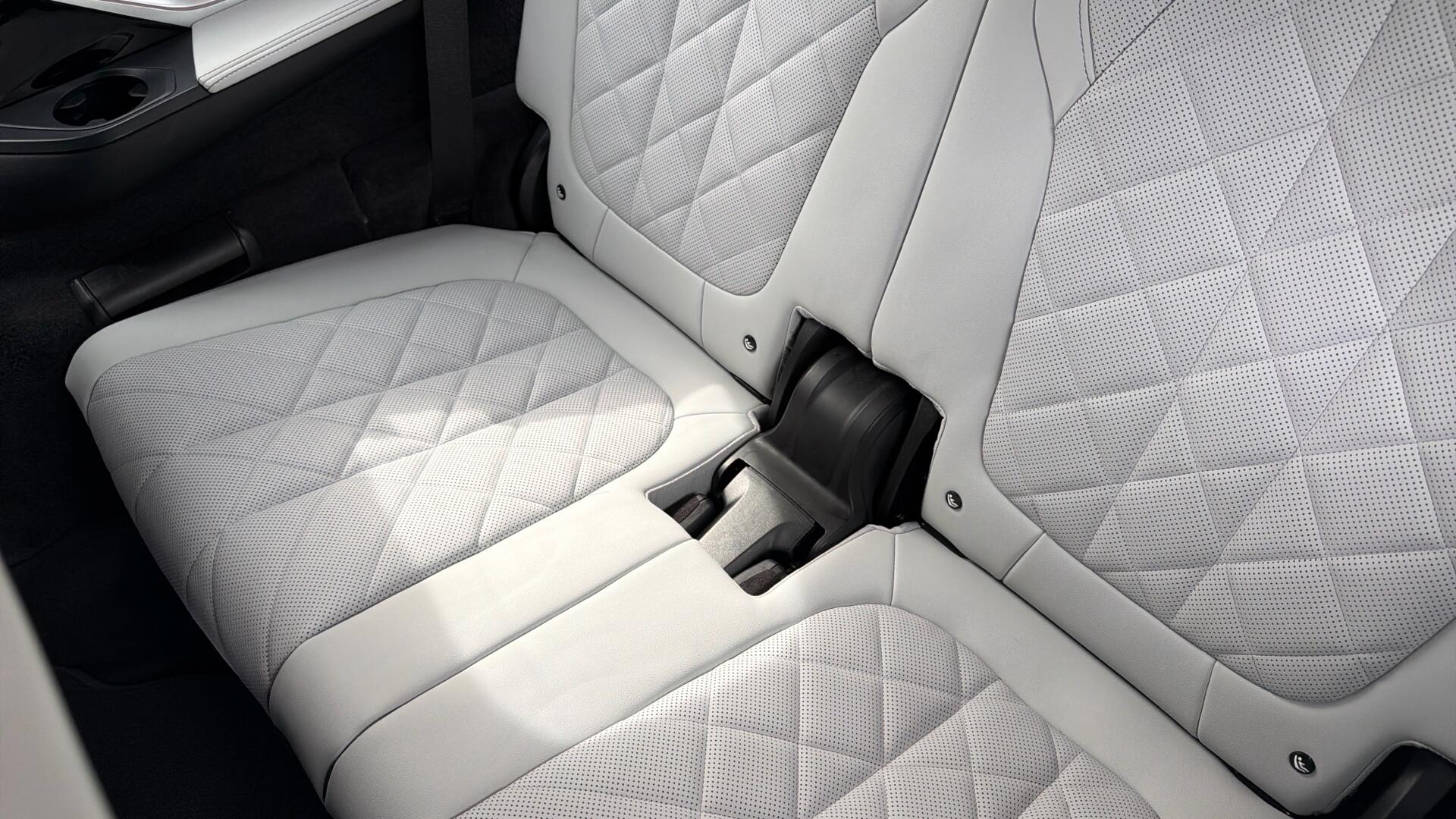 BMW X7 view 49