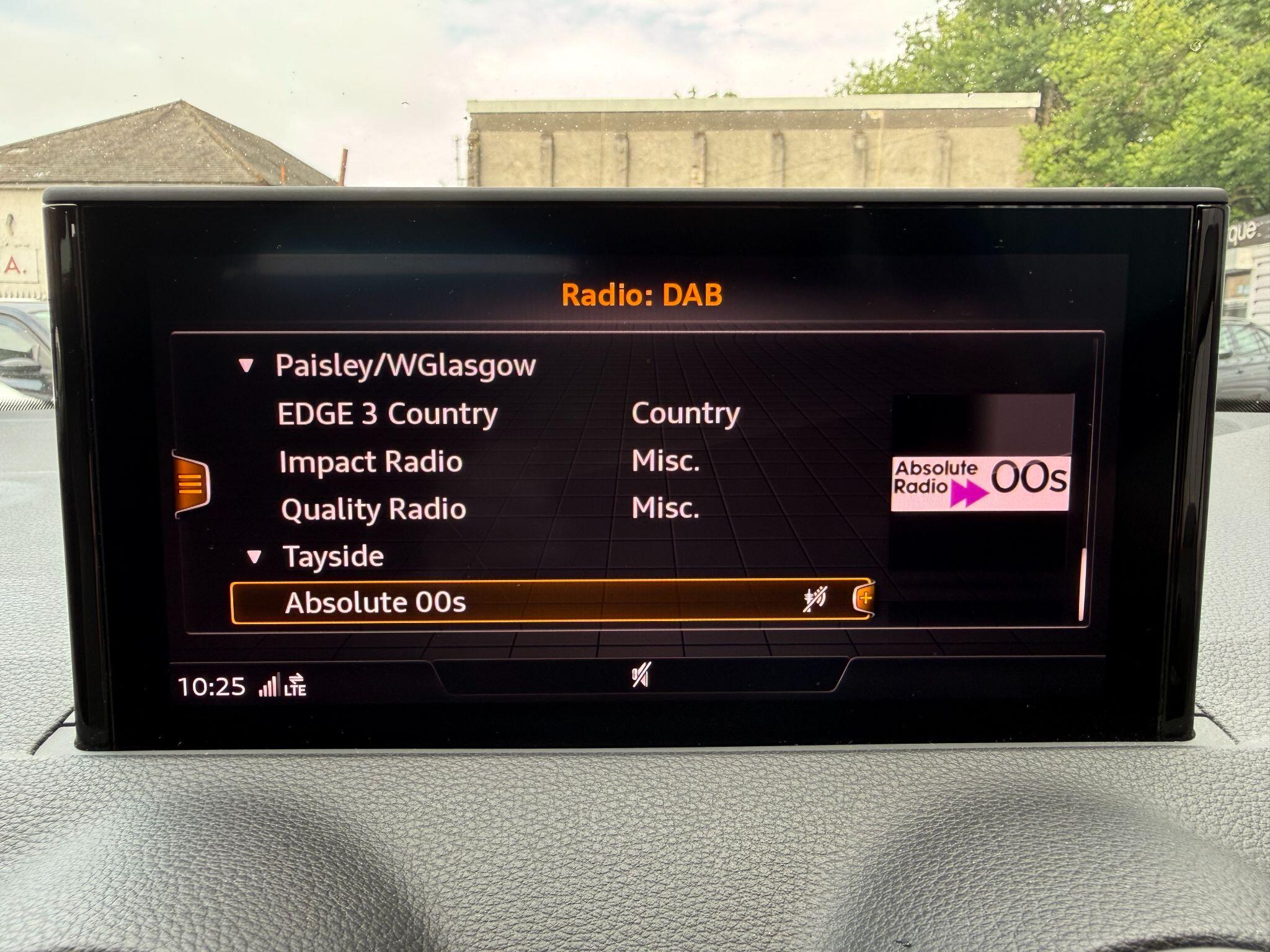 Audi Q2 view 28