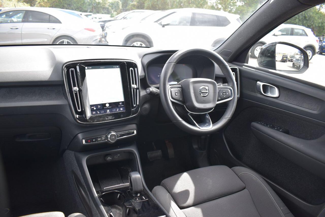 Volvo XC40 view 3