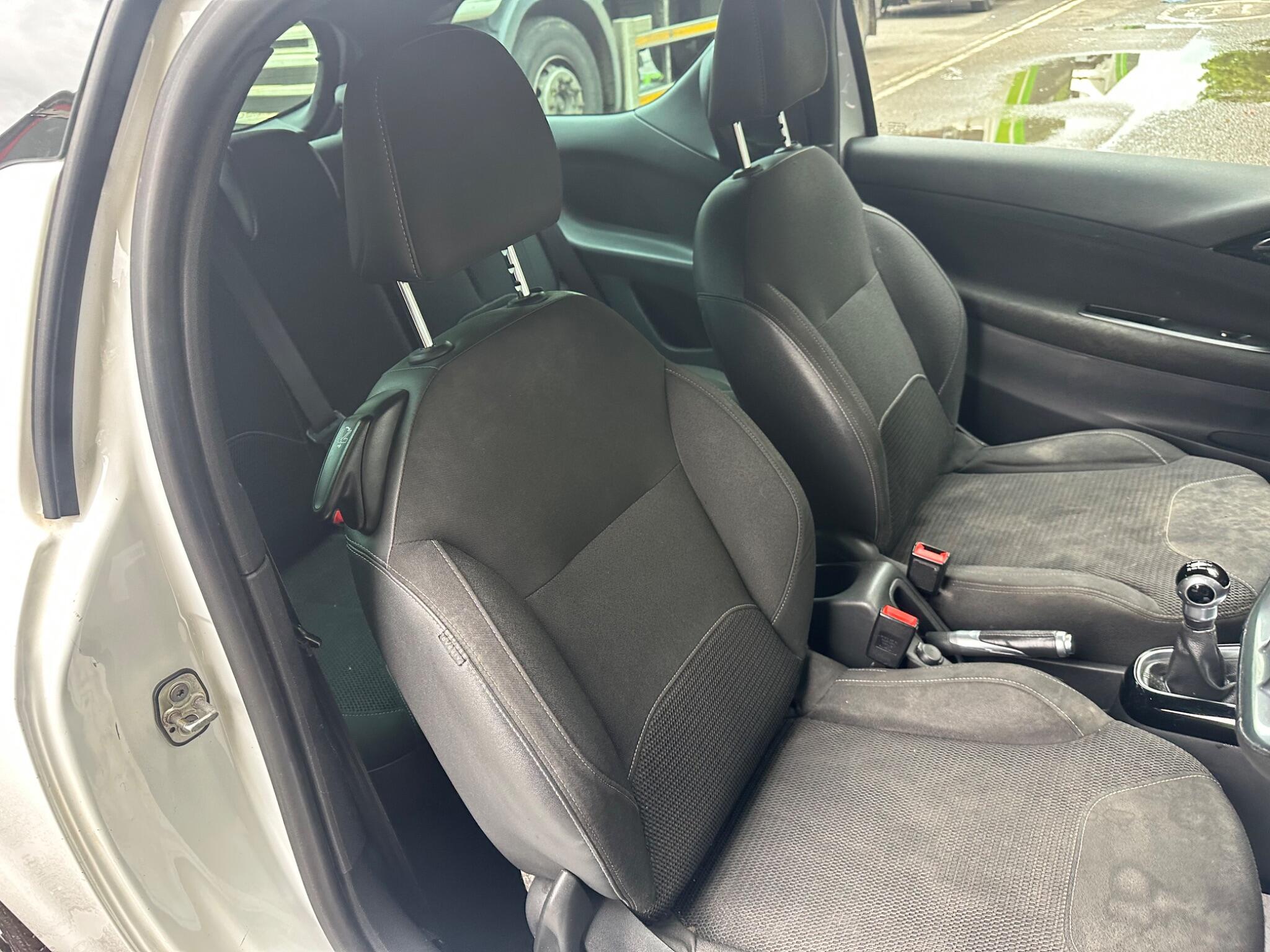 DS Automobiles DS 3 view 11