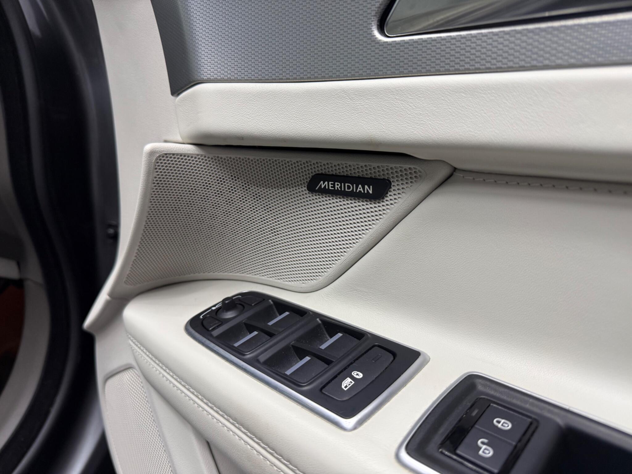 Jaguar XF view 22