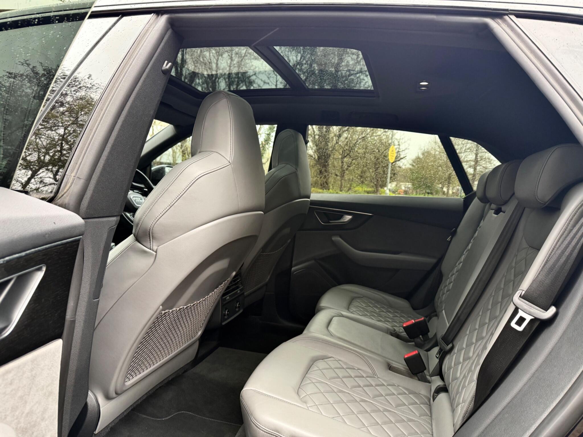 Audi Q8 view 10