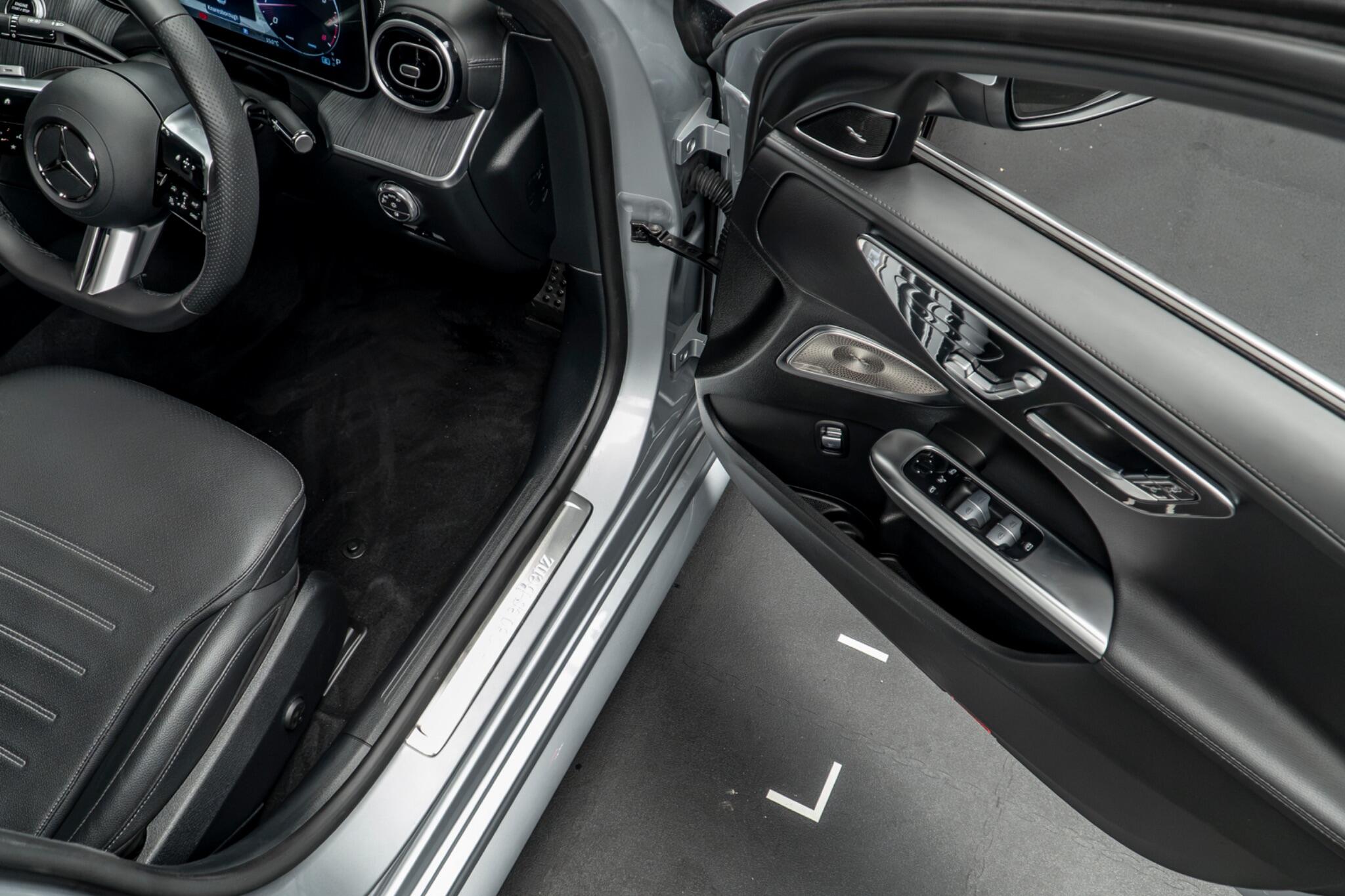 Mercedes-Benz C-Class view 29