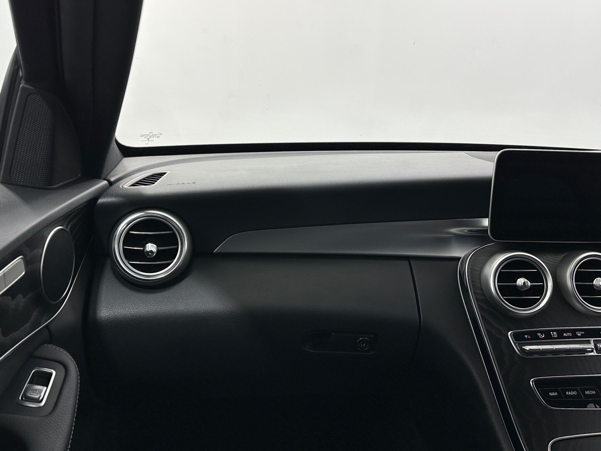 Mercedes-Benz C-Class view 31