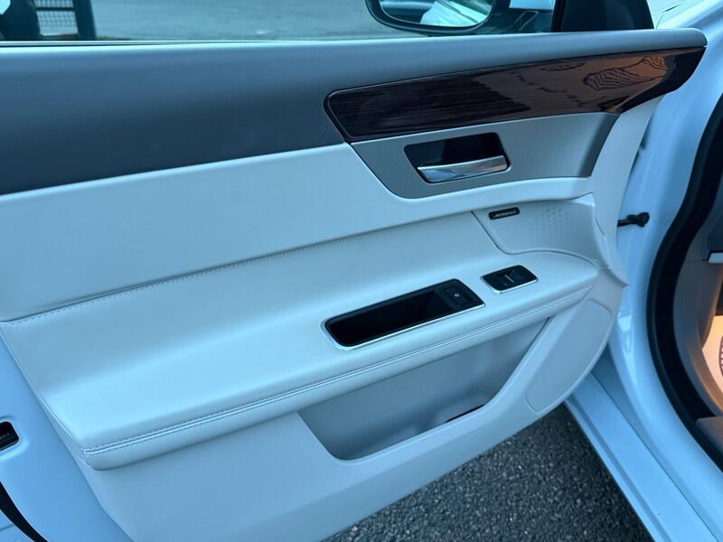Jaguar XF view 60
