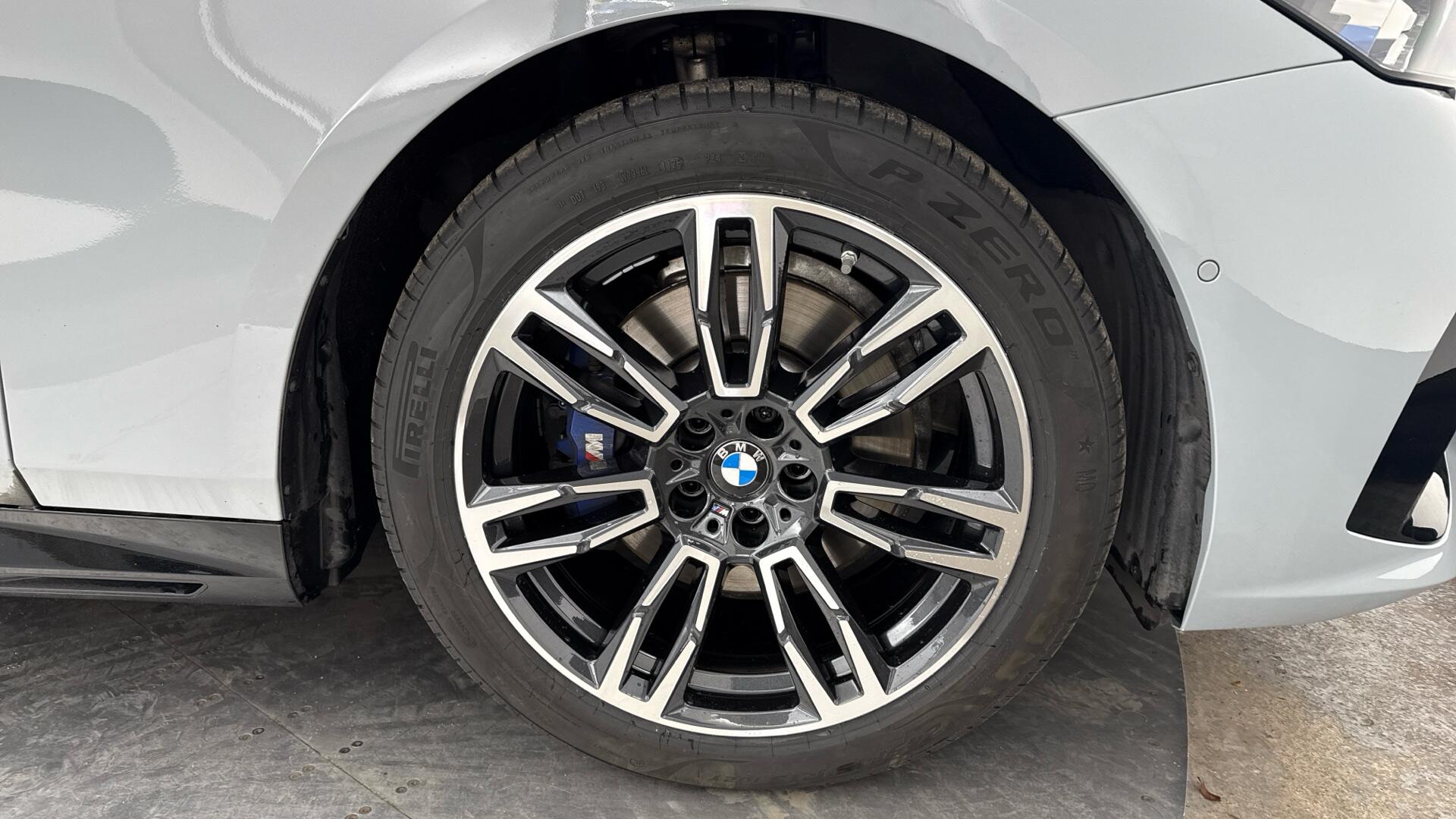 BMW 5 Series view 14