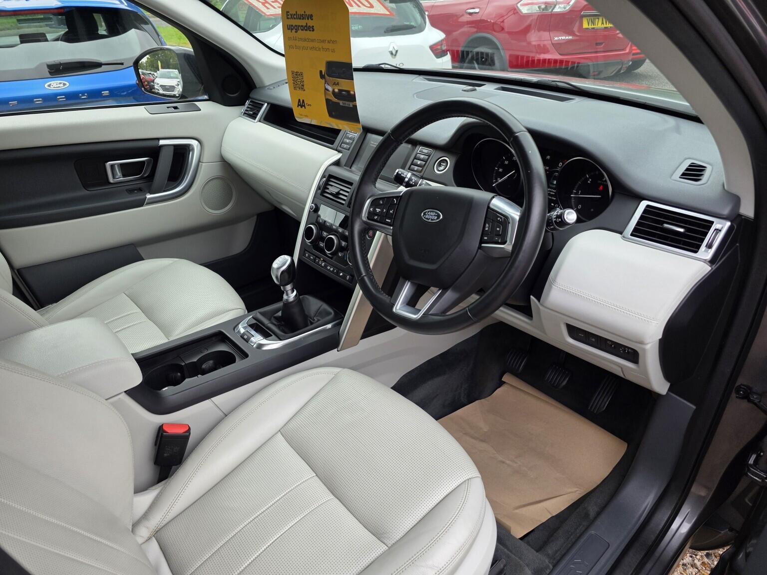 Land Rover Discovery Sport view 12