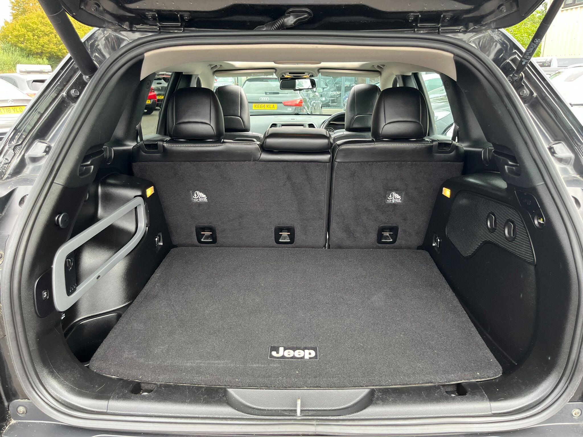 Jeep Cherokee view 39