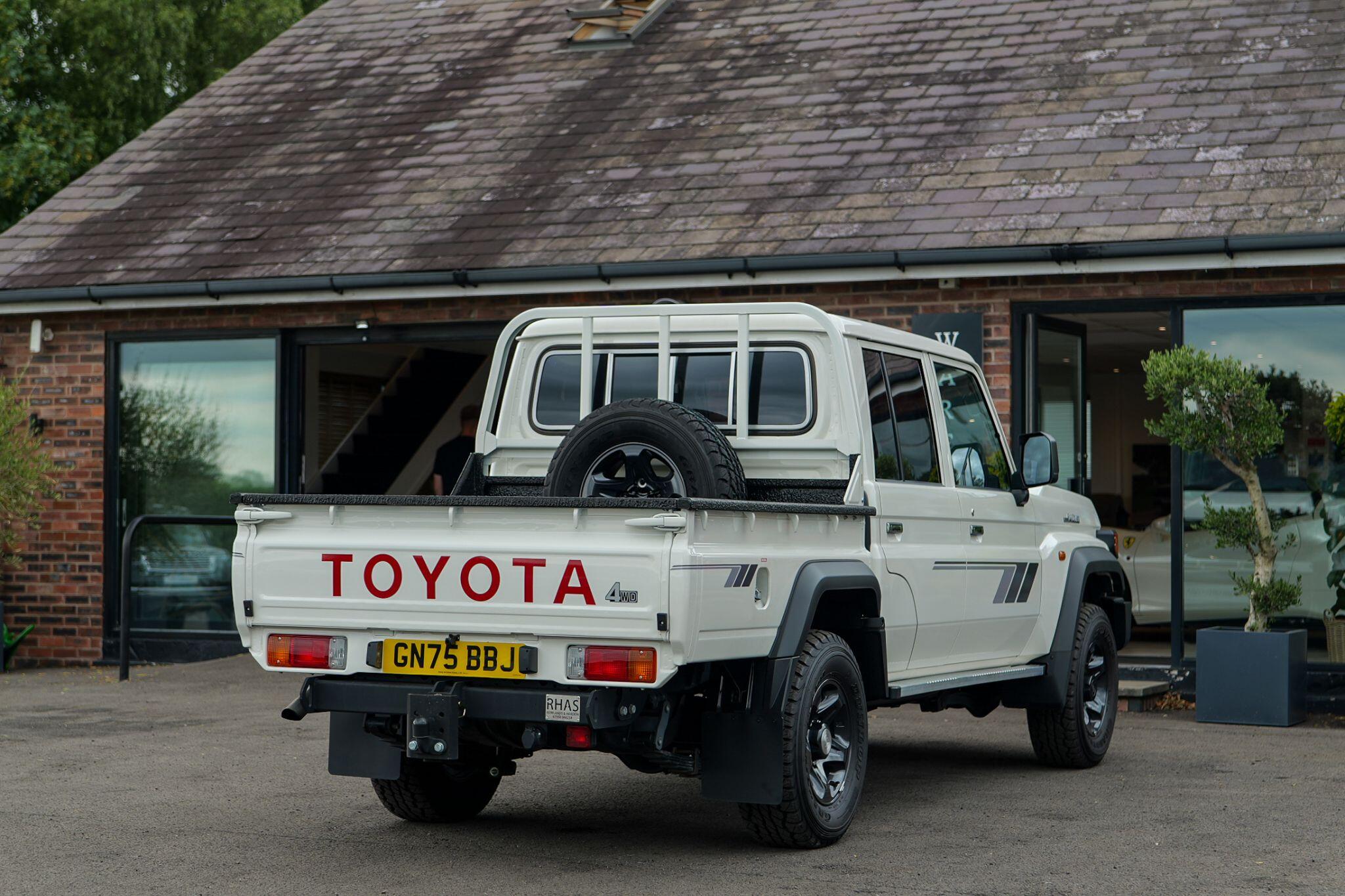 Toyota Land Cruiser view 4