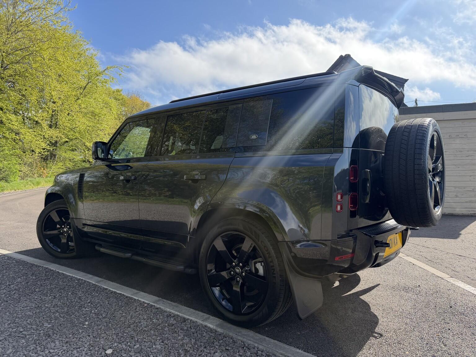 Land Rover Defender 110 view 6