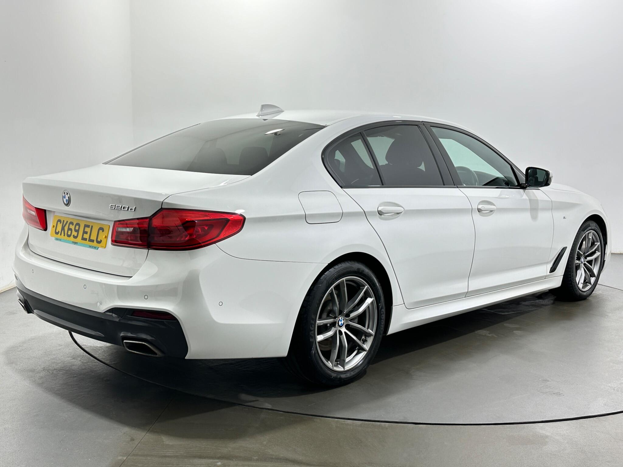 BMW 5 Series view 8