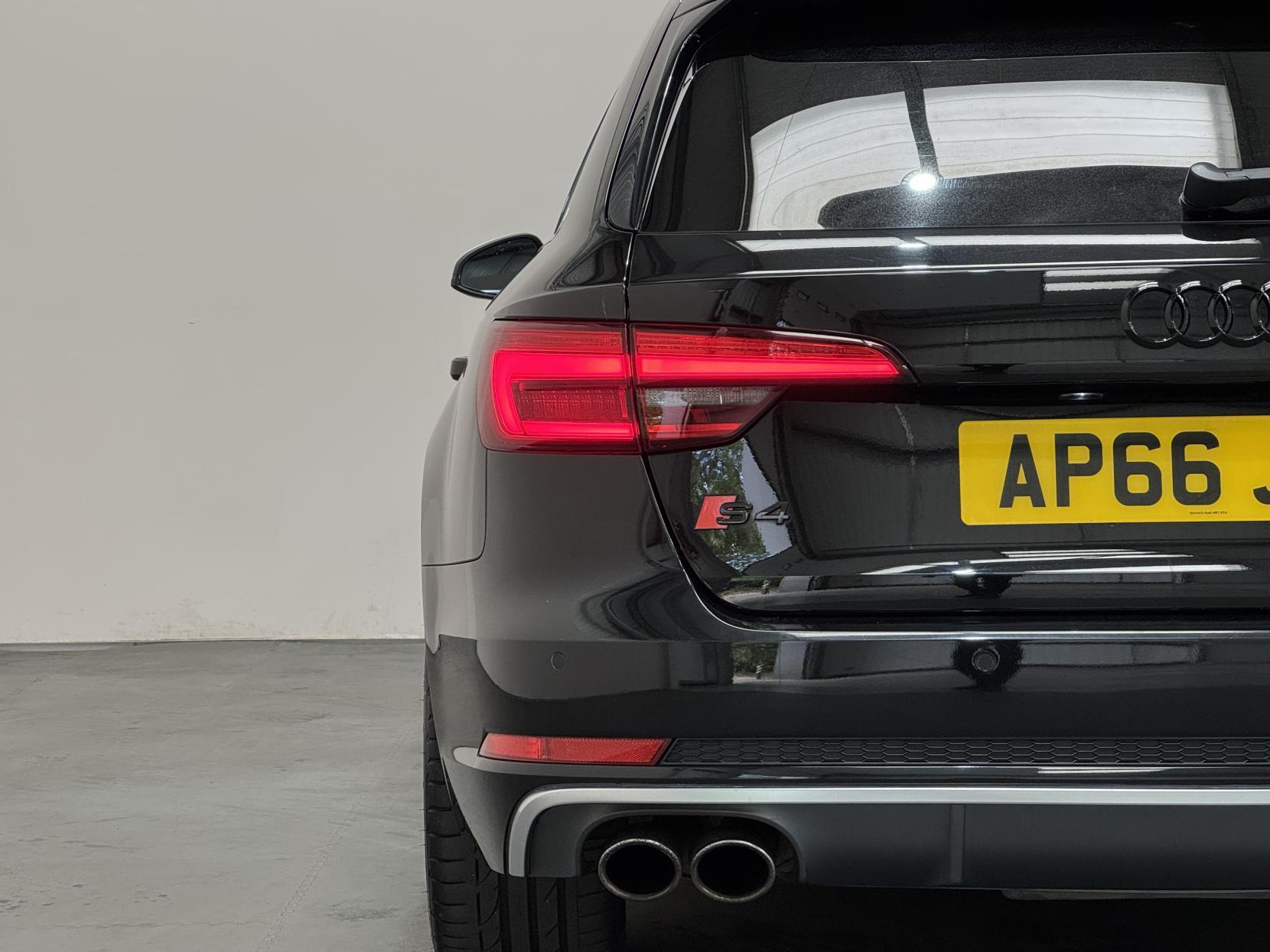 Audi S4 Avant view 14