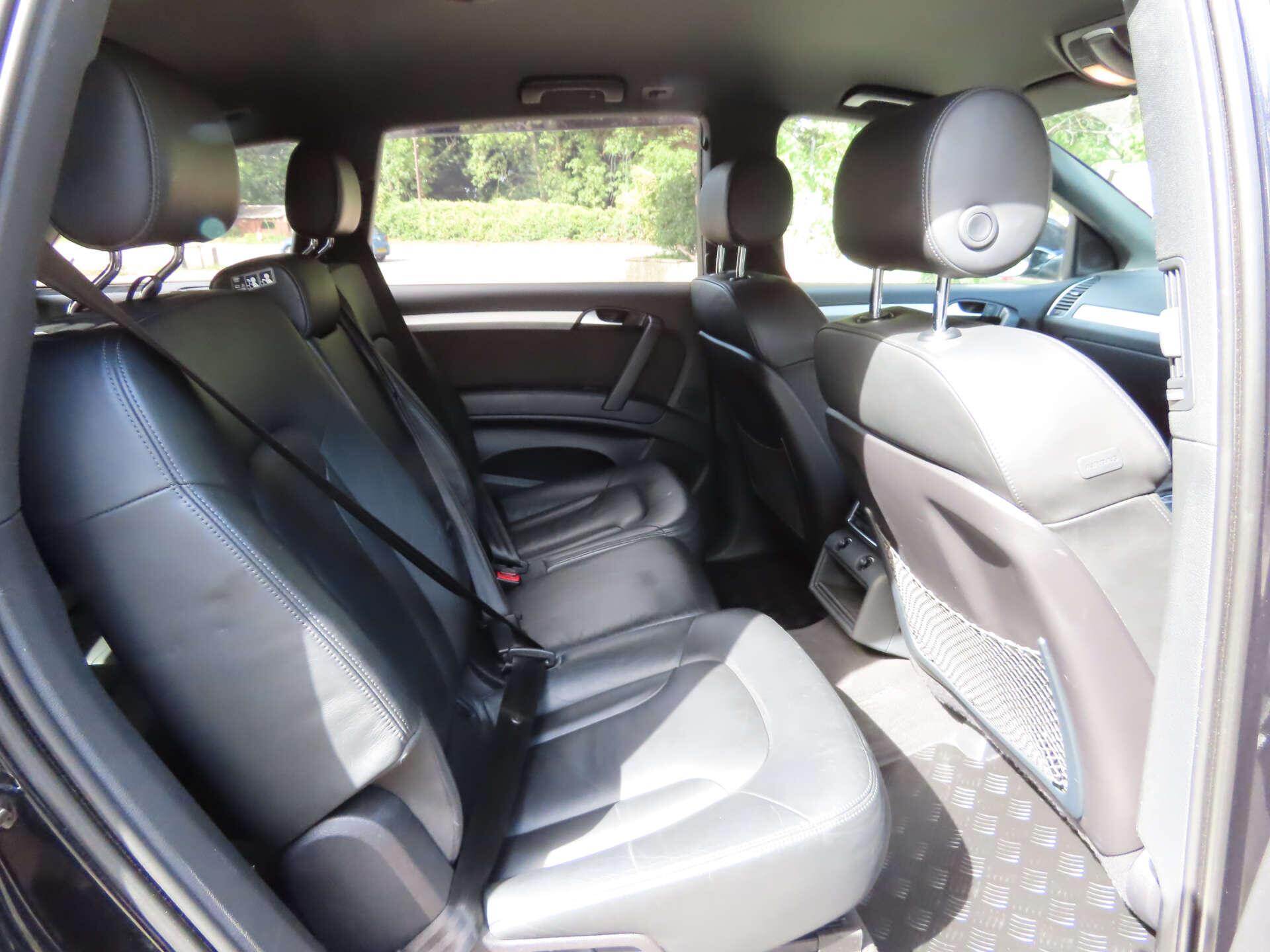 Audi Q7 view 9