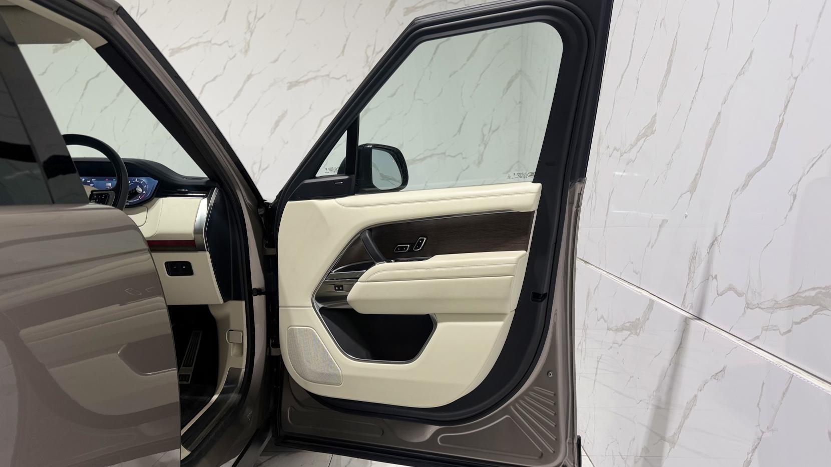 Land Rover Range Rover view 31