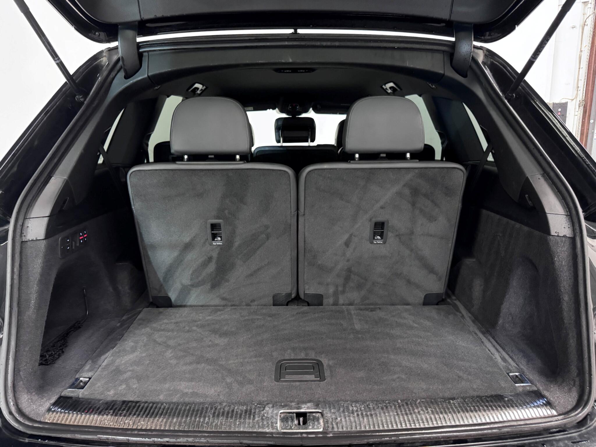 Audi Q7 view 7