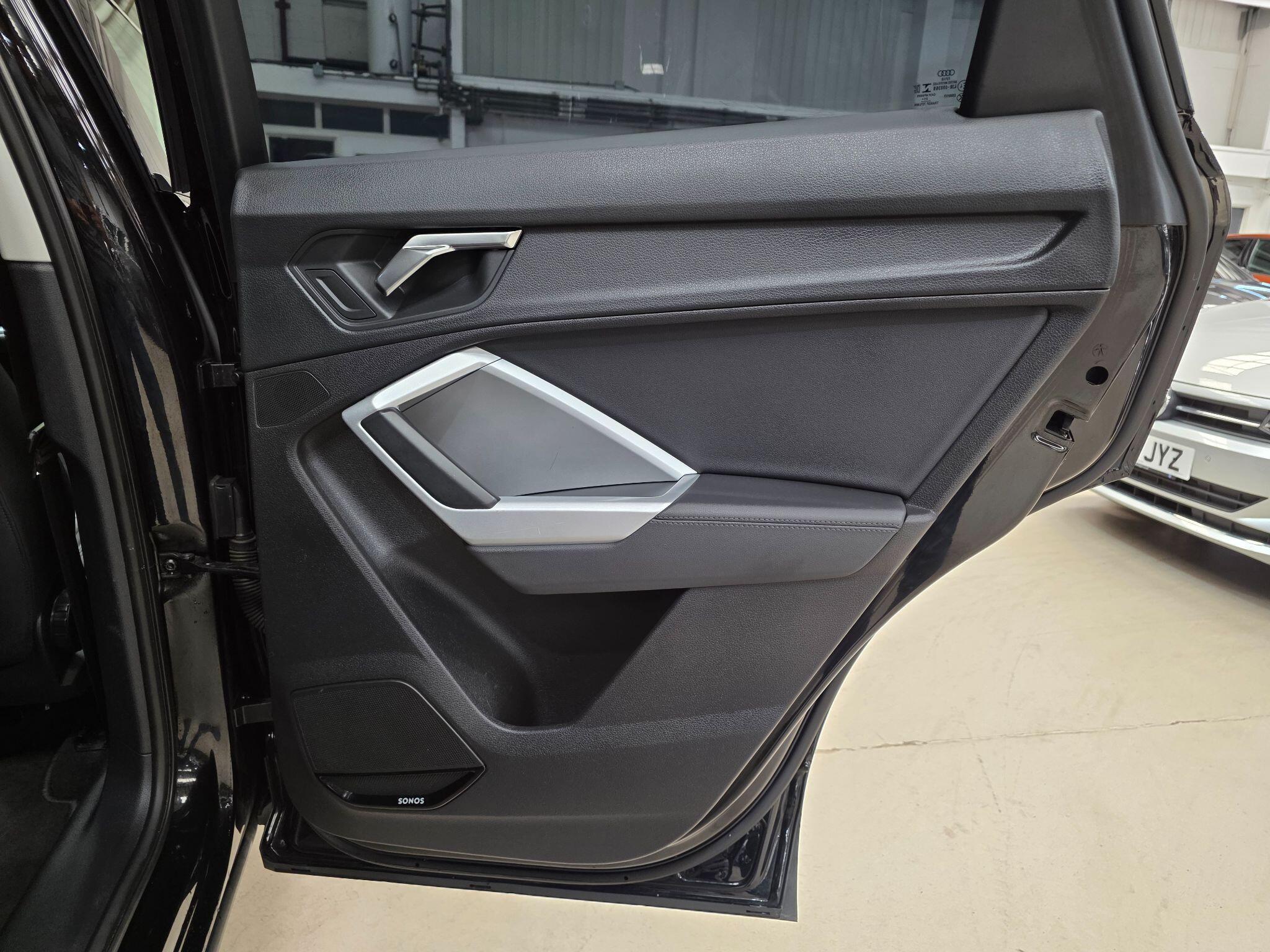 Audi Q3 view 24
