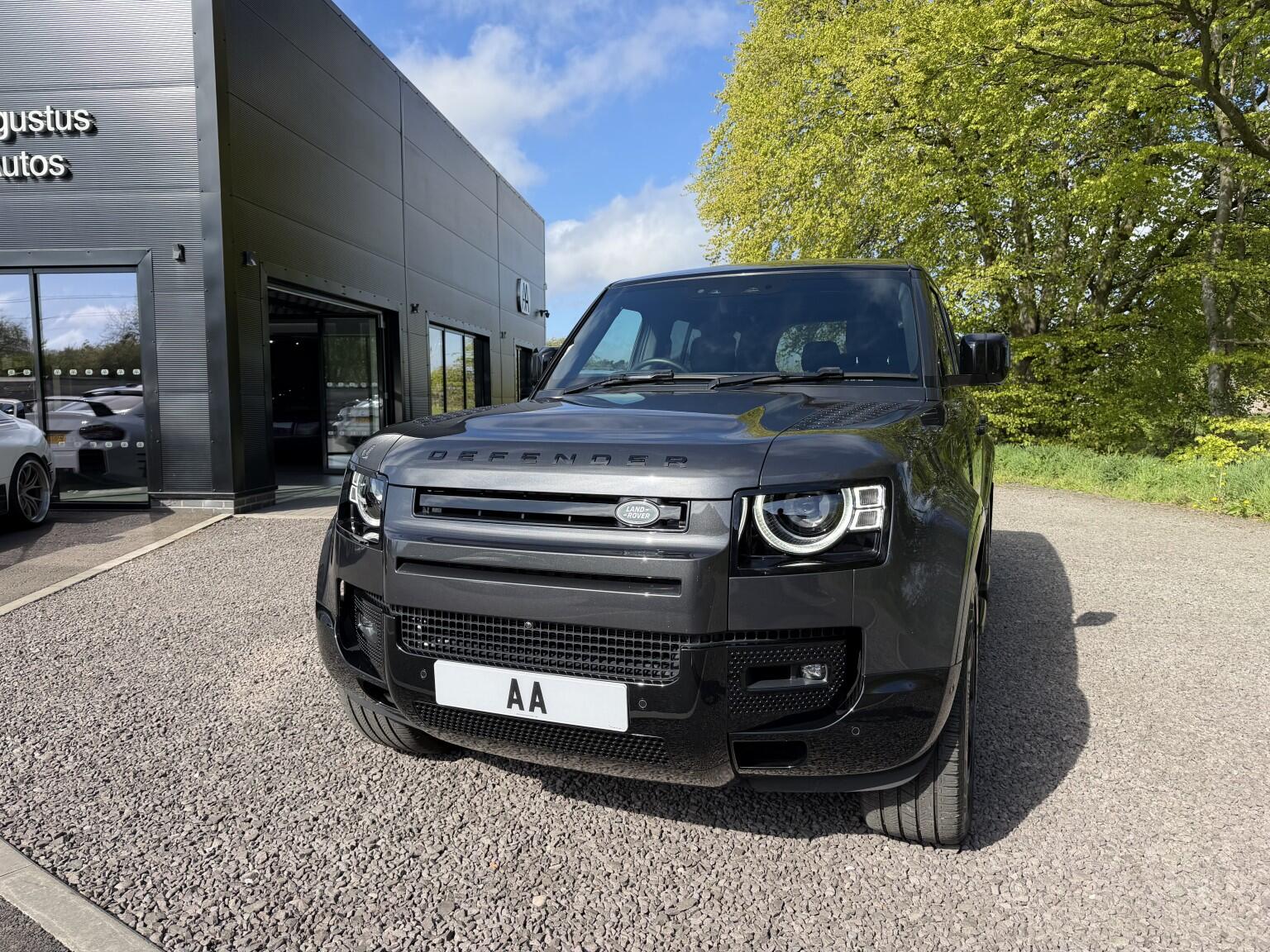 Land Rover Defender 110 view 34