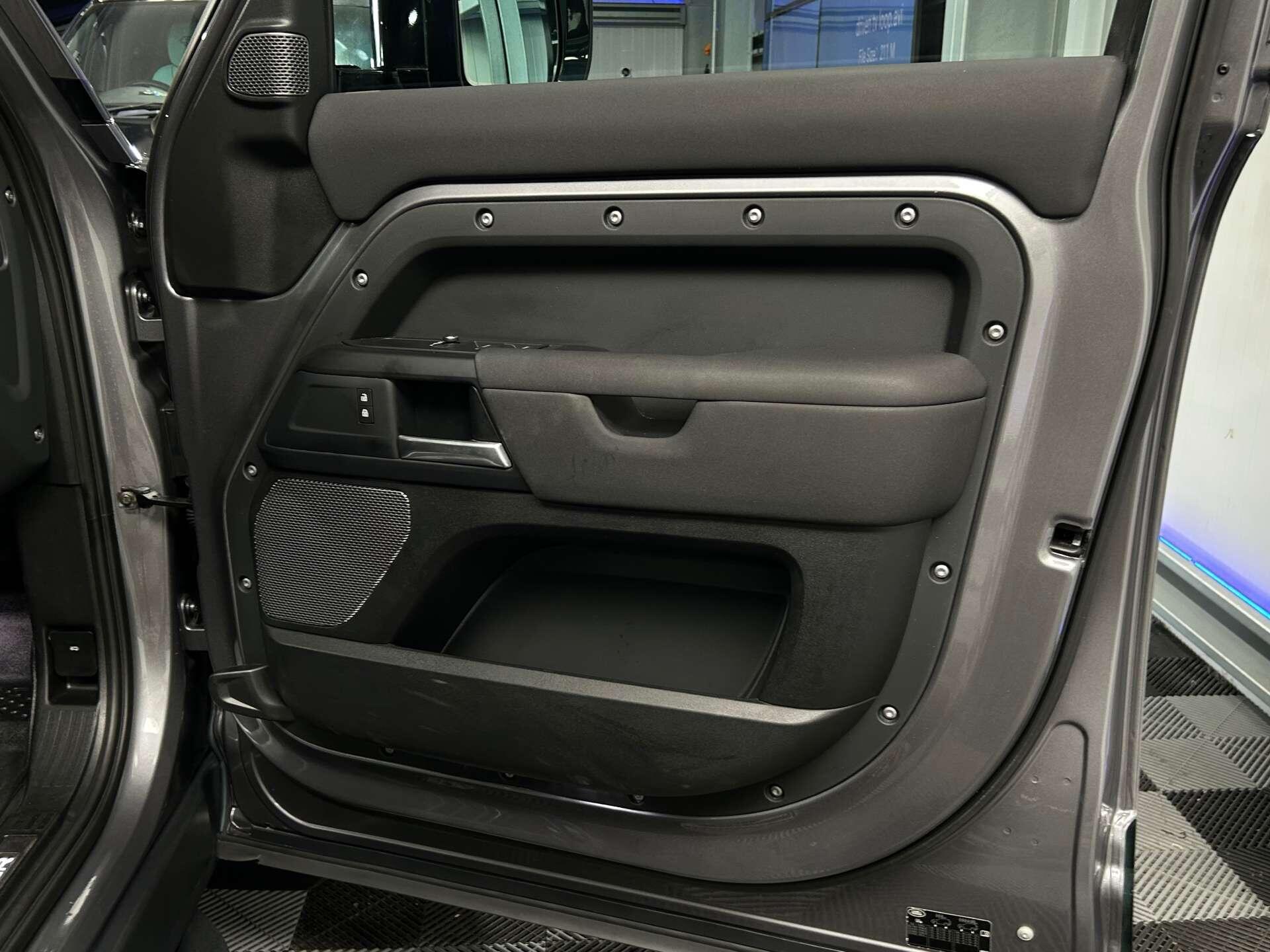Land Rover Defender 110 view 28