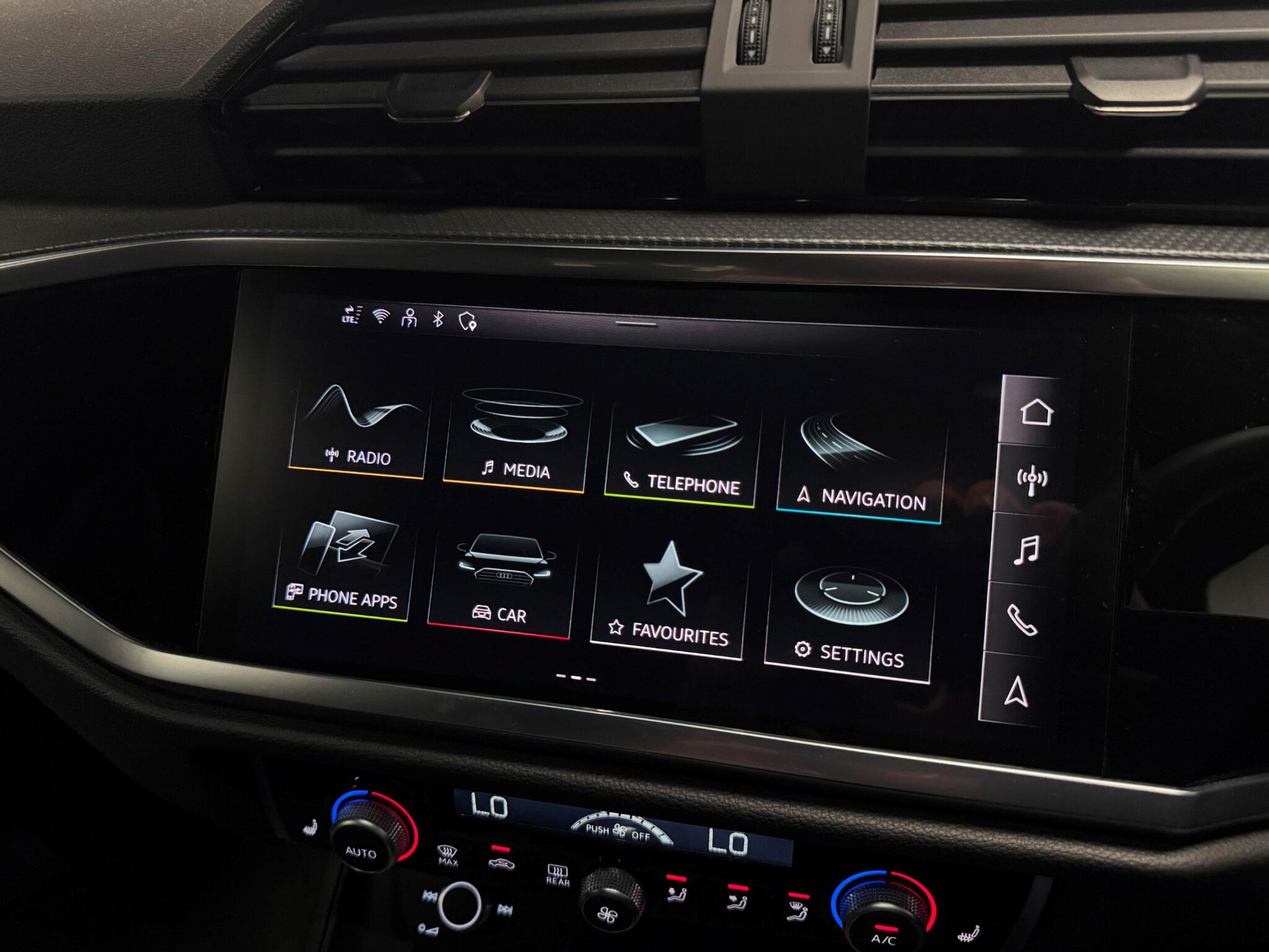 Audi Q3 view 43