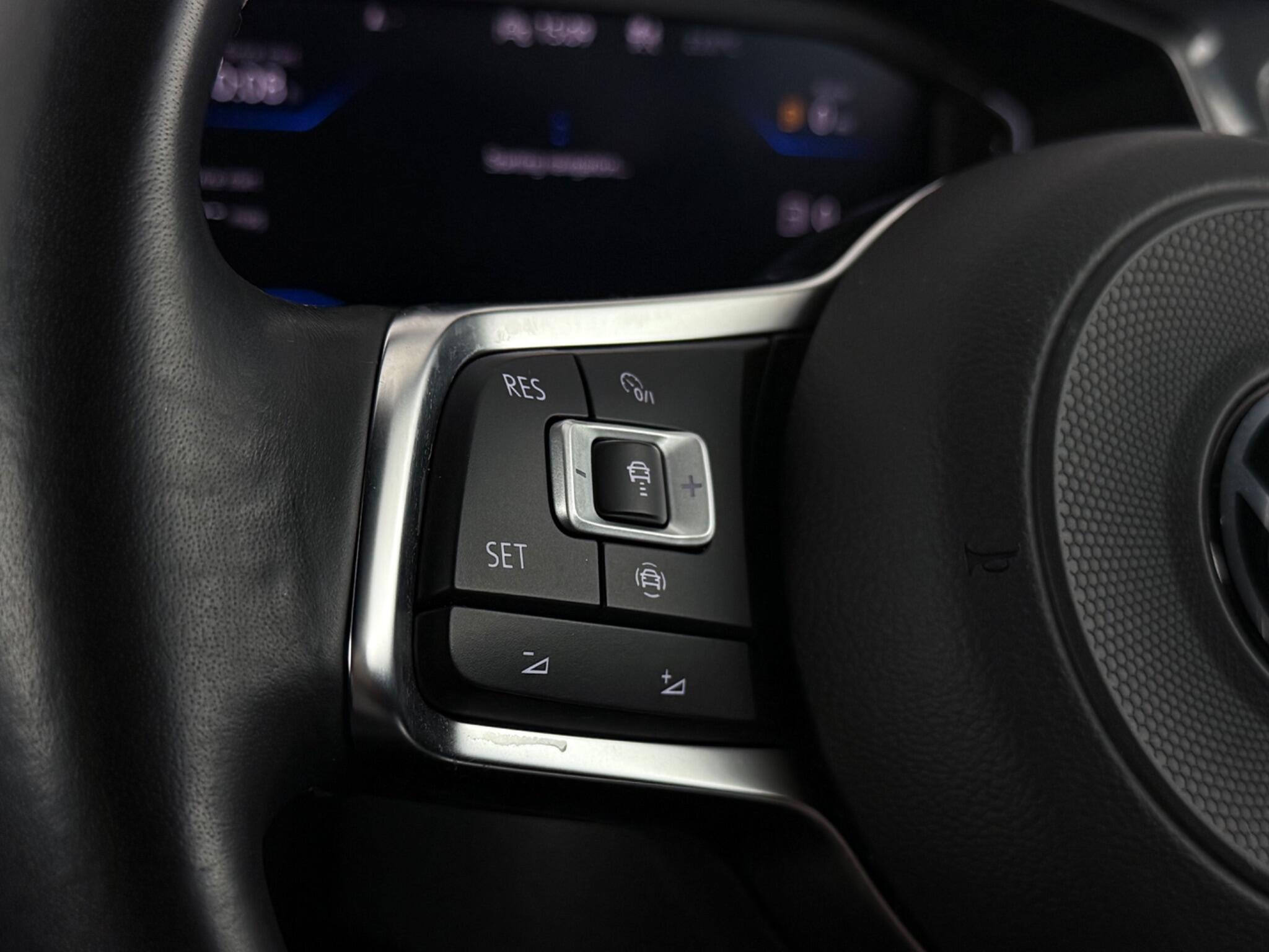 Volkswagen T-Roc view 14
