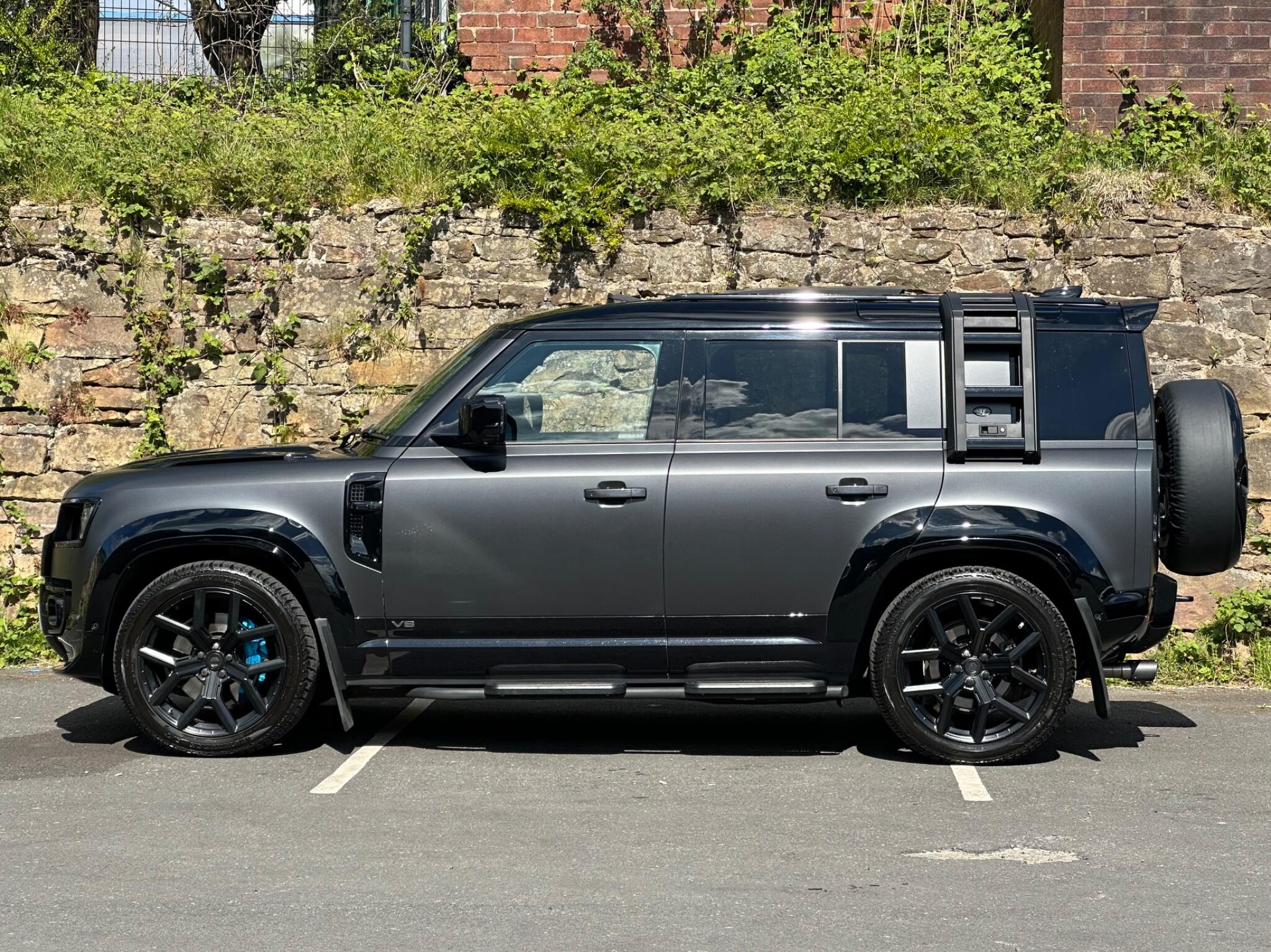 Land Rover Defender 110 view 5