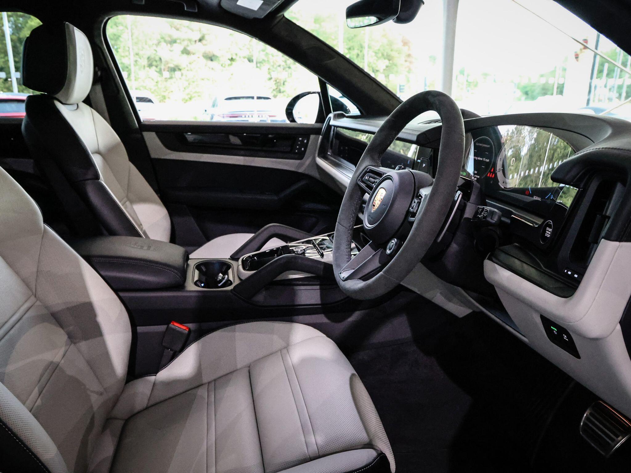 Porsche Cayenne view 8