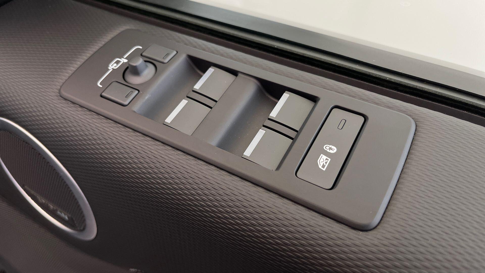 Land Rover Discovery view 25