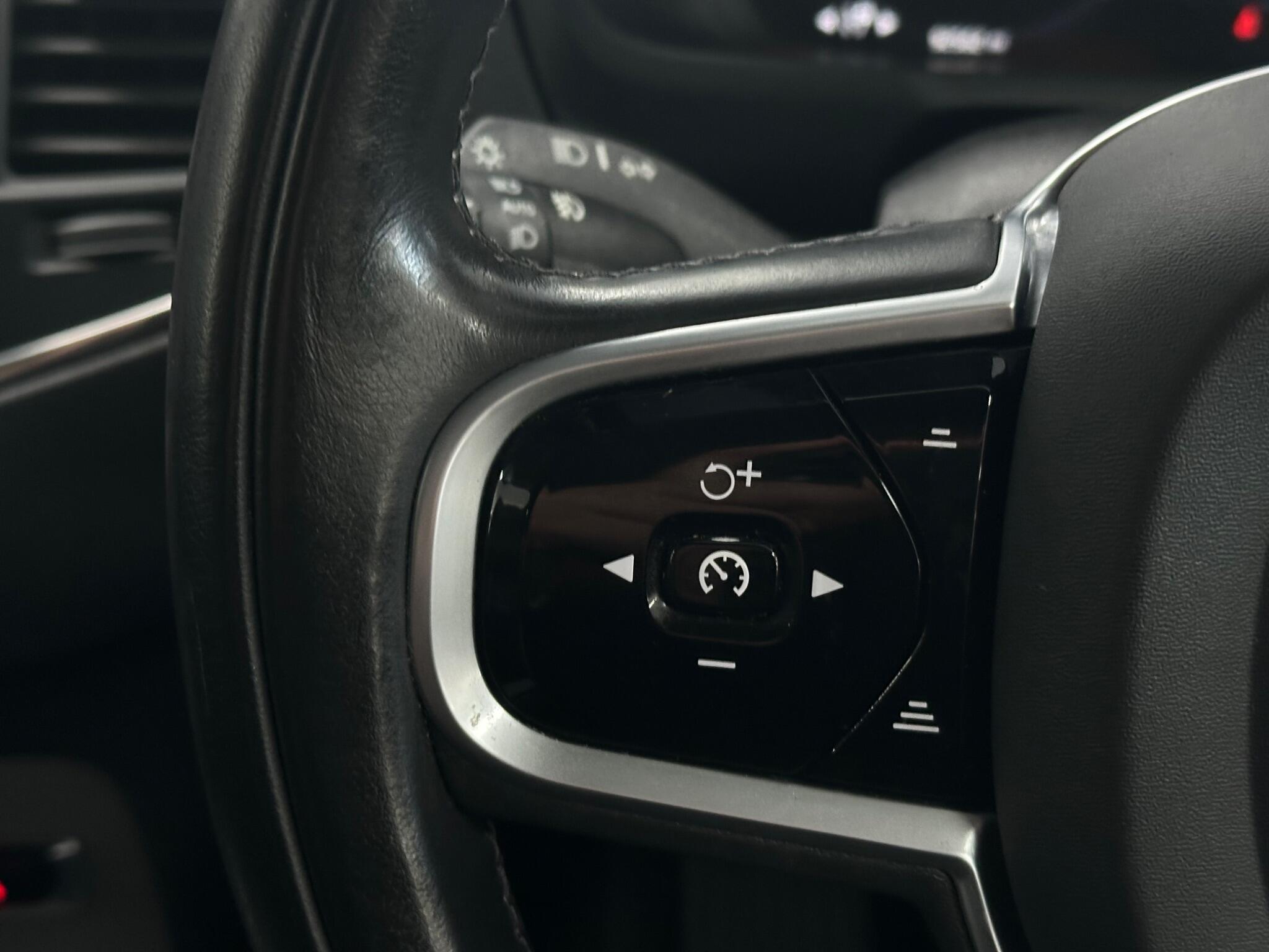 Volvo XC90 view 24