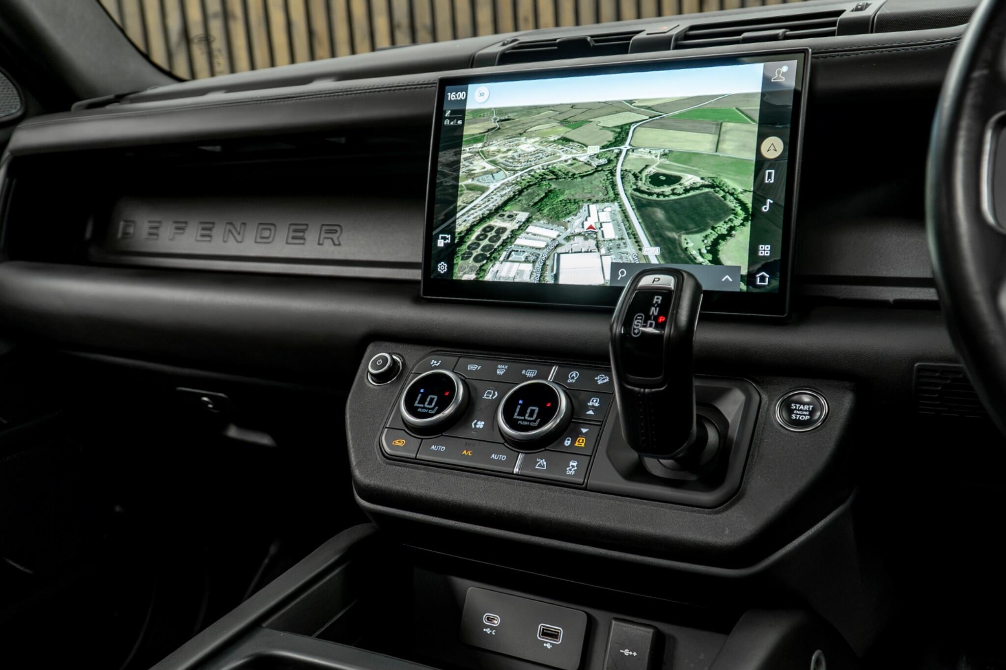Land Rover Defender 110 view 25