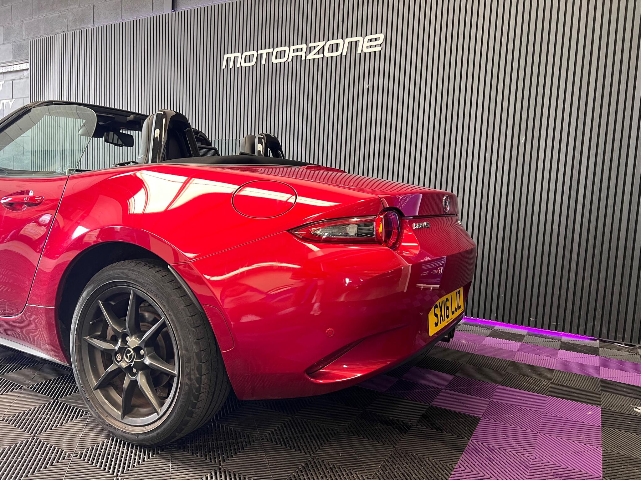 Mazda MX-5 view 3