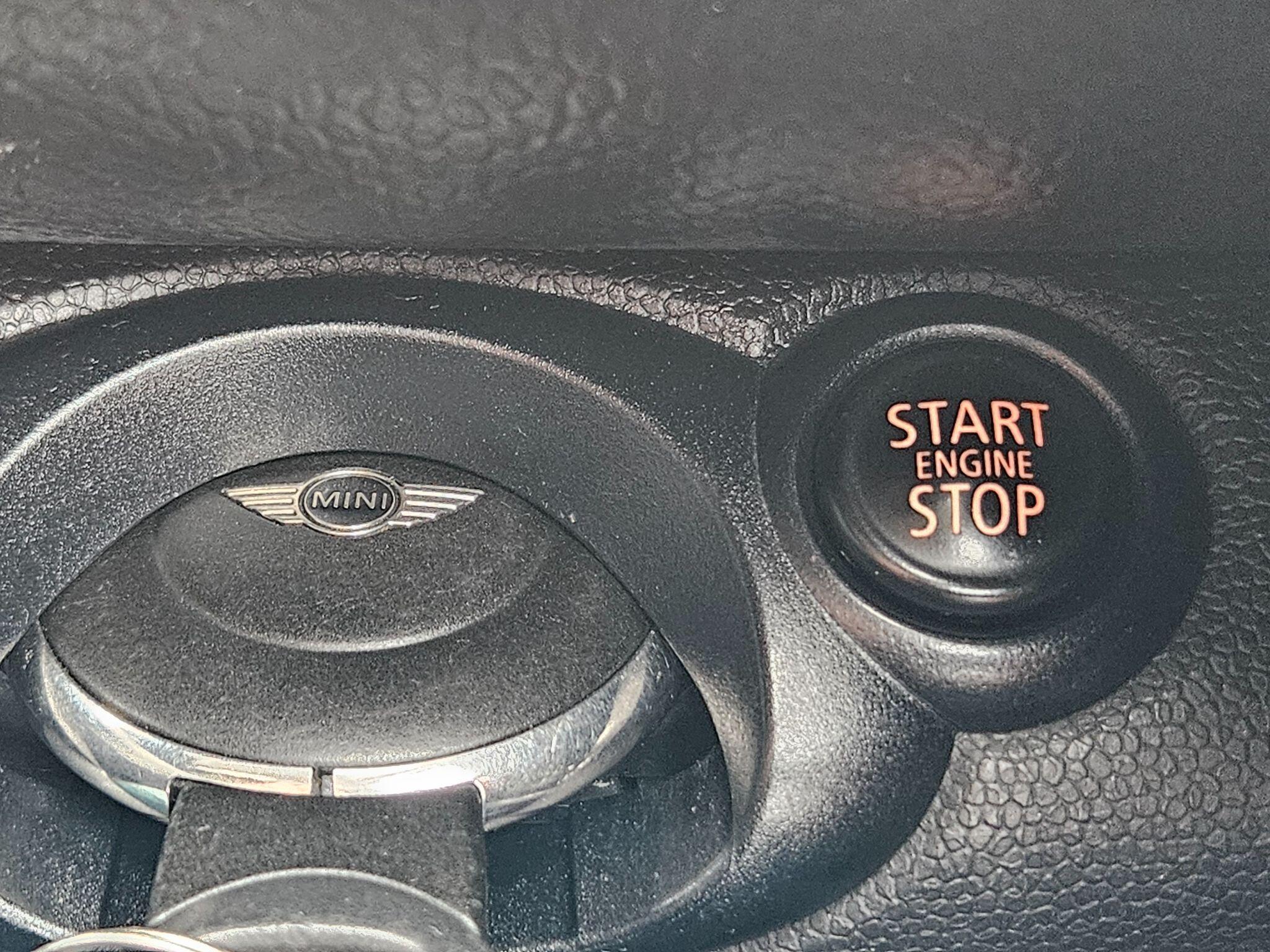2016 MINI Countryman image 28